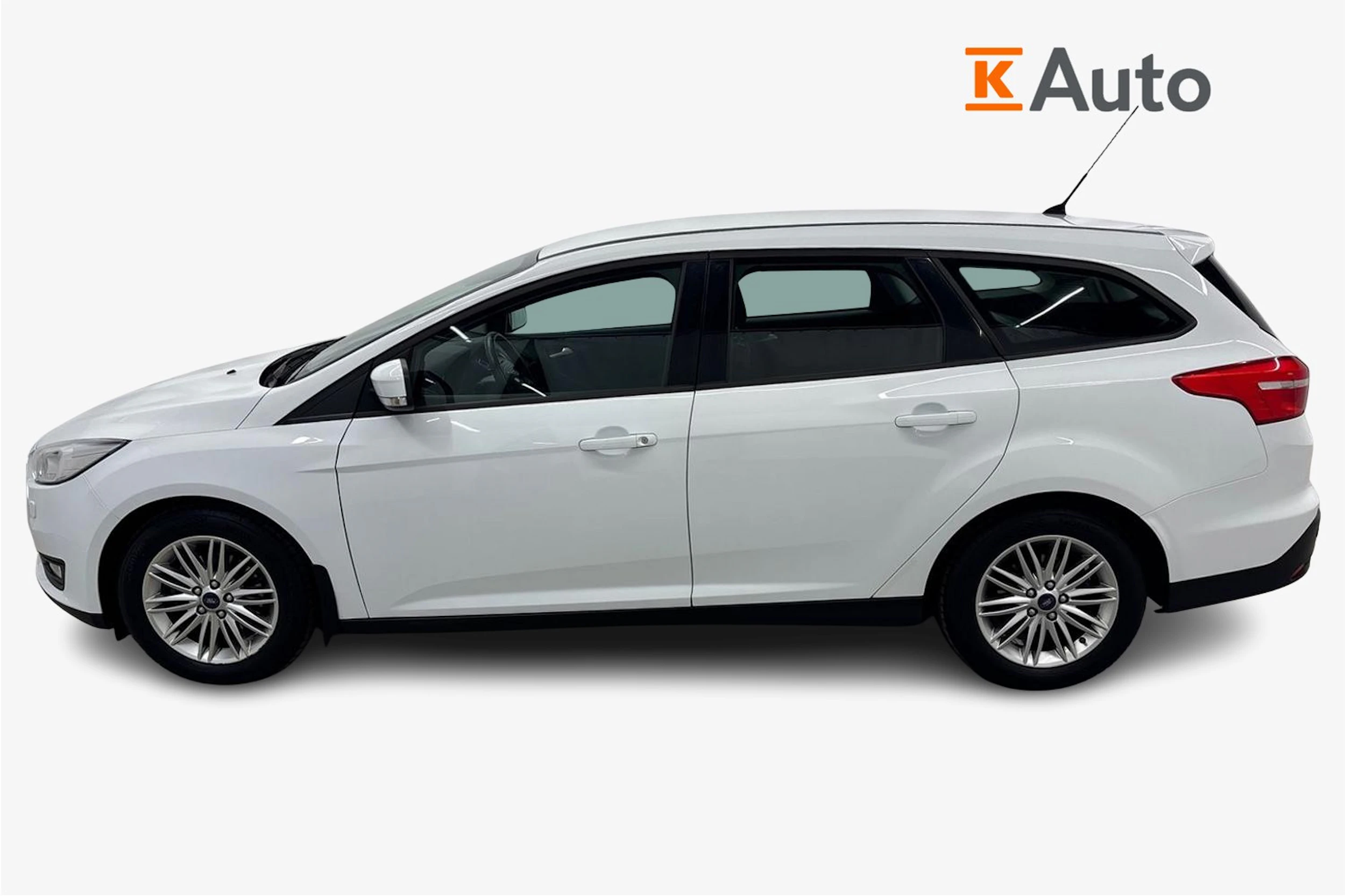 valkoinen Ford Focus 2016 kuva 7.