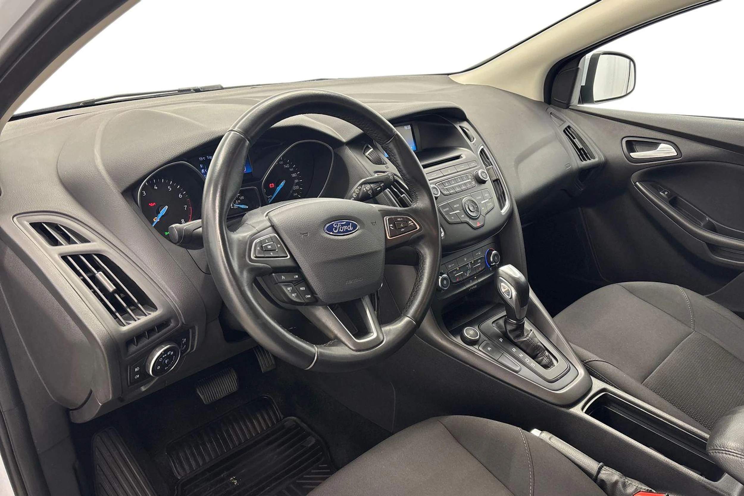 valkoinen Ford Focus 2016 kuva 8.
