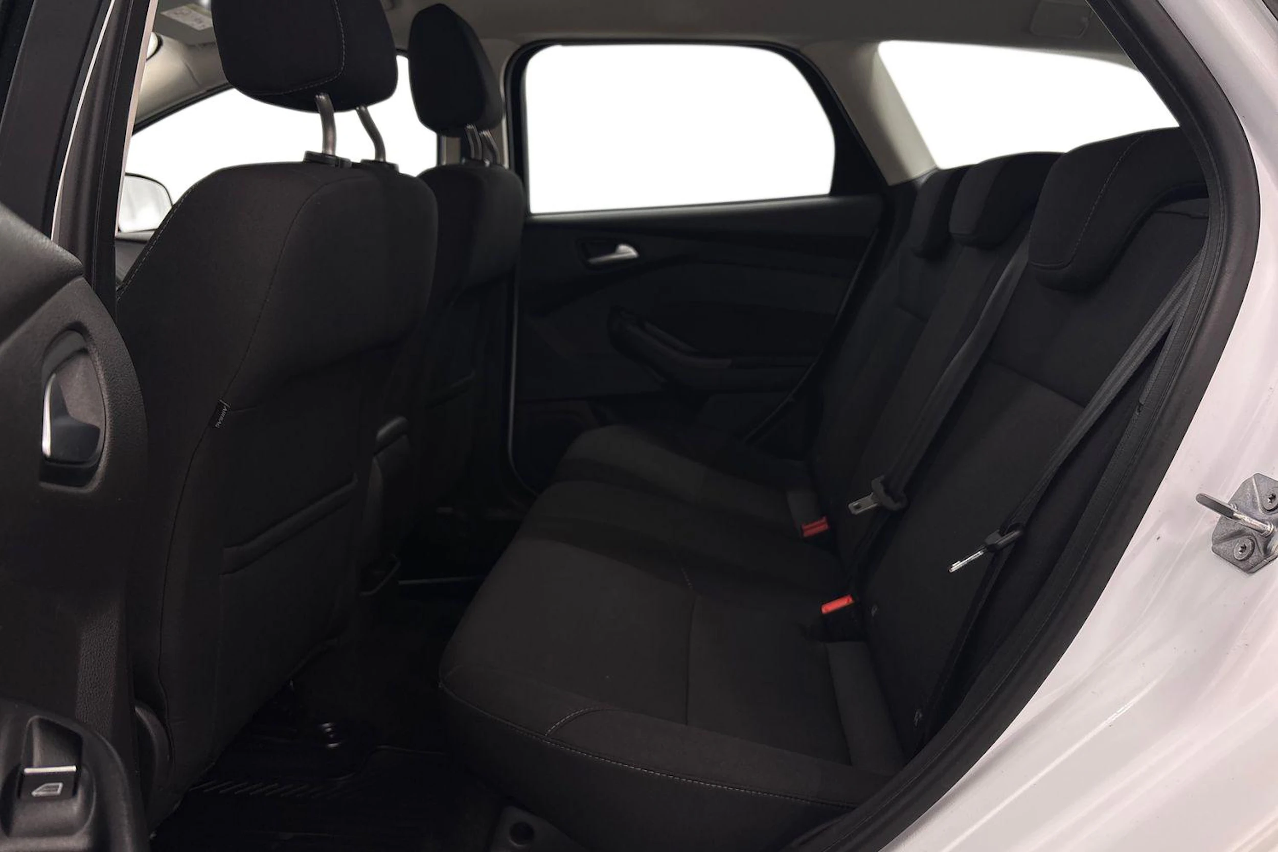 valkoinen Ford Focus 2016 kuva 11.