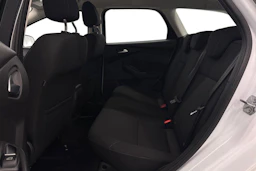 valkoinen Ford Focus 2016 kuva 11.