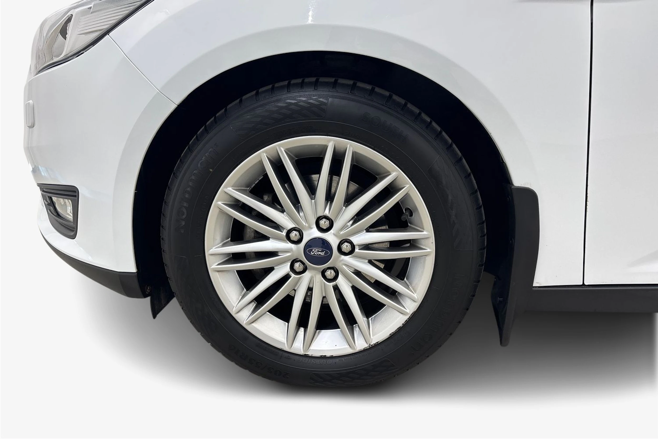 valkoinen Ford Focus 2016 kuva 12.