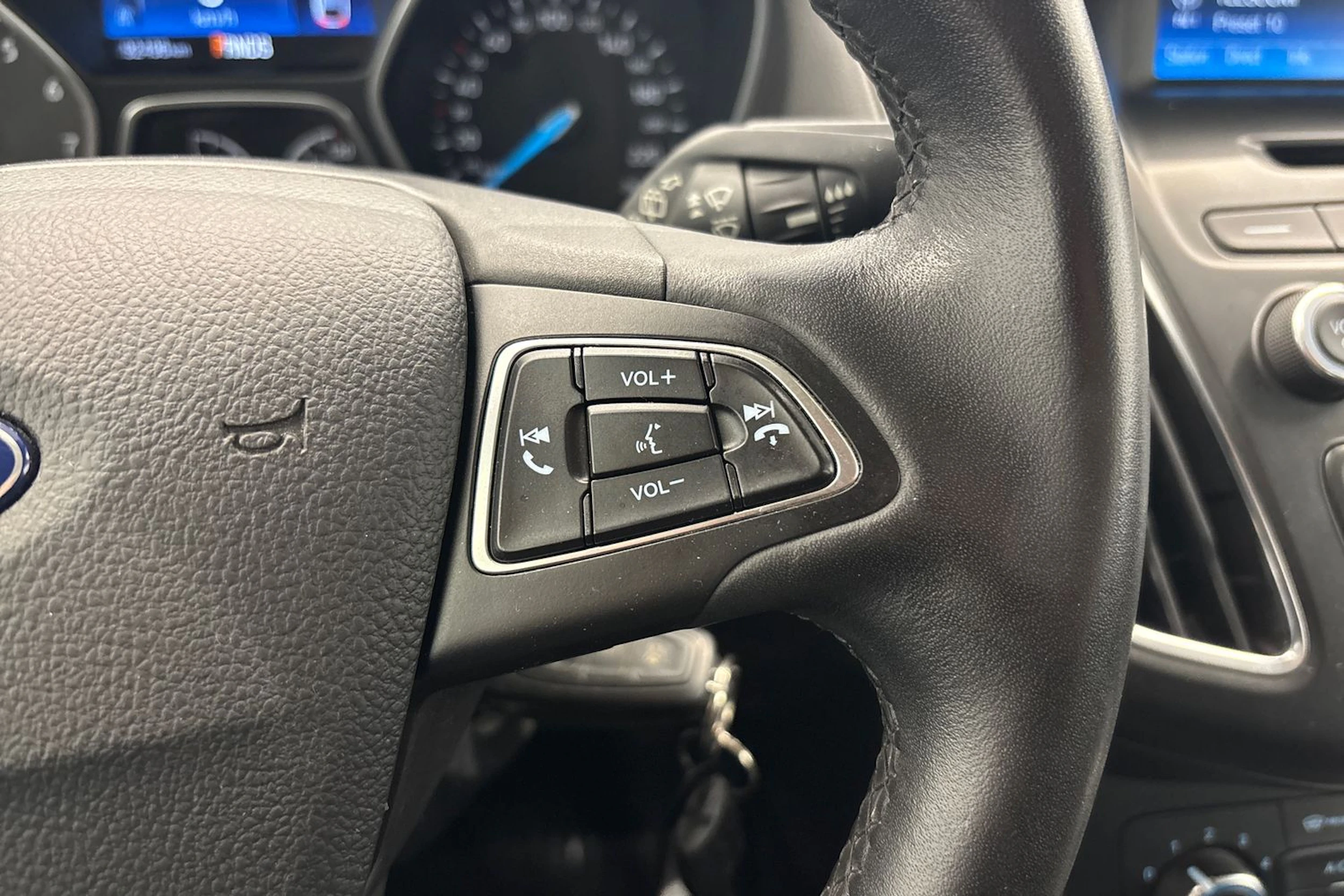 valkoinen Ford Focus 2016 kuva 16.