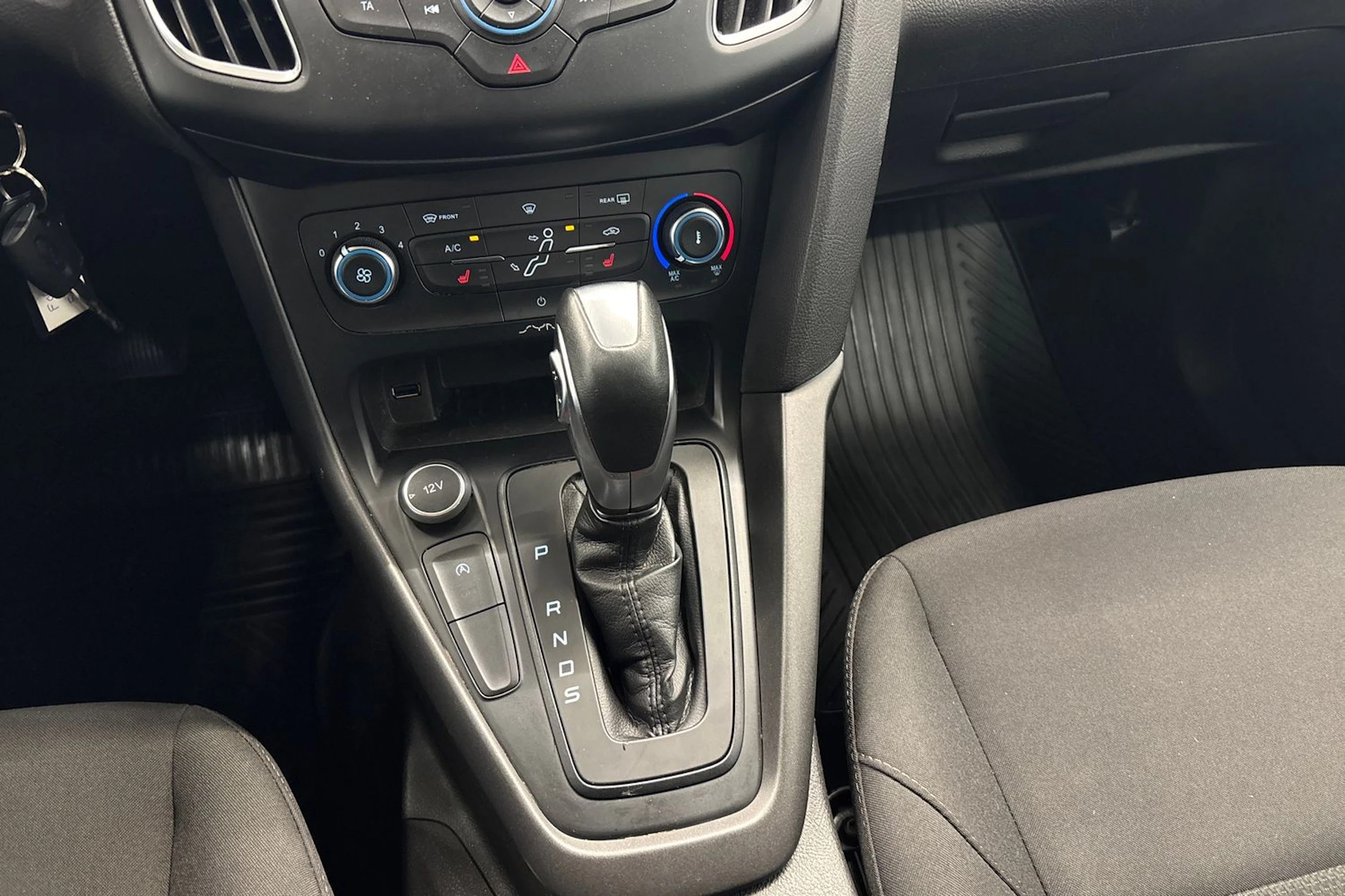 valkoinen Ford Focus 2016 kuva 18.