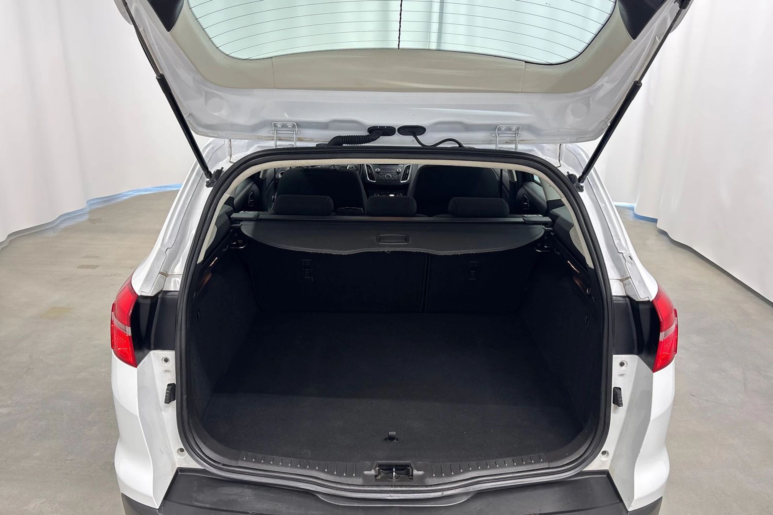 valkoinen Ford Focus 2016 kuva 20.