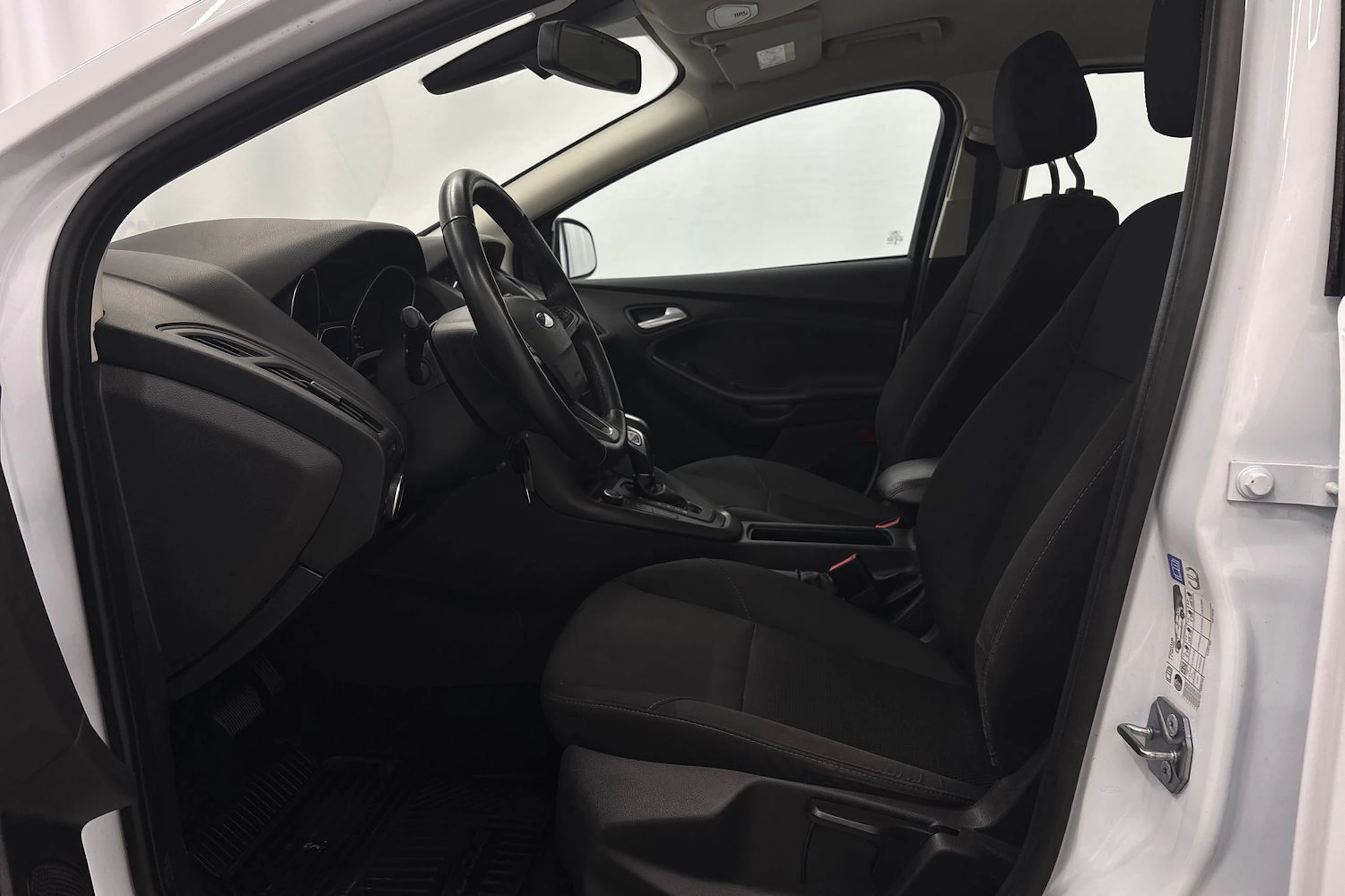 valkoinen Ford Focus 2016 kuva 21.