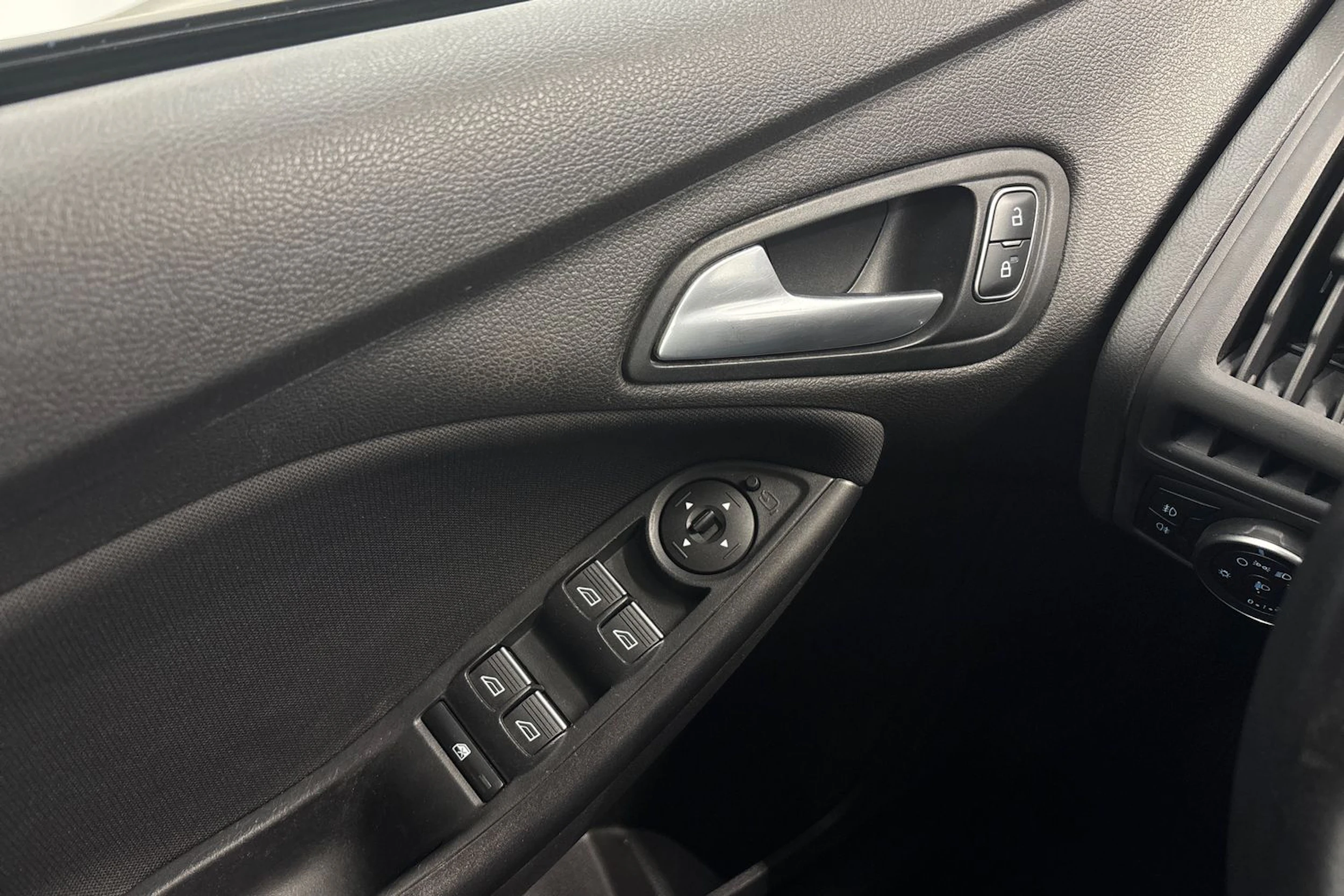 valkoinen Ford Focus 2016 kuva 22.