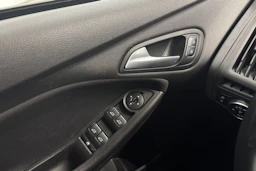 valkoinen Ford Focus 2016 kuva 22.