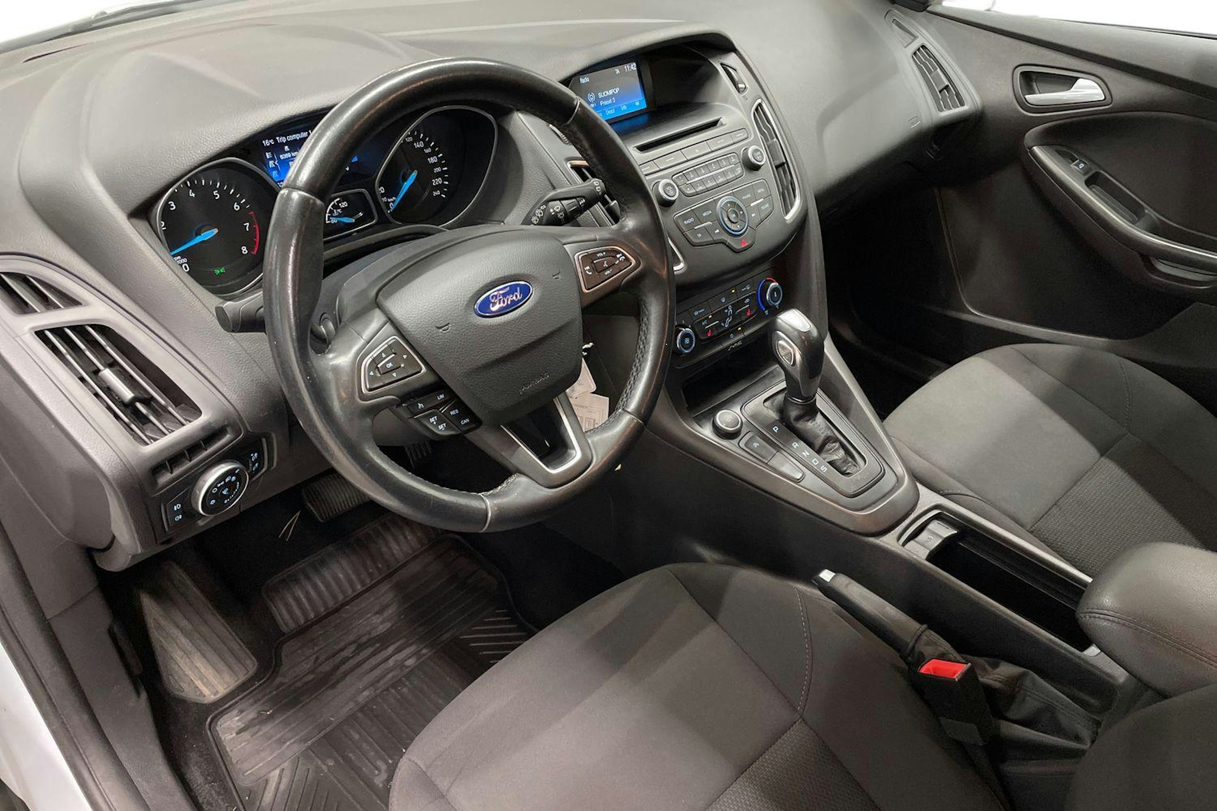 Valkoinen Ford FOCUS 2016 kuva 7.