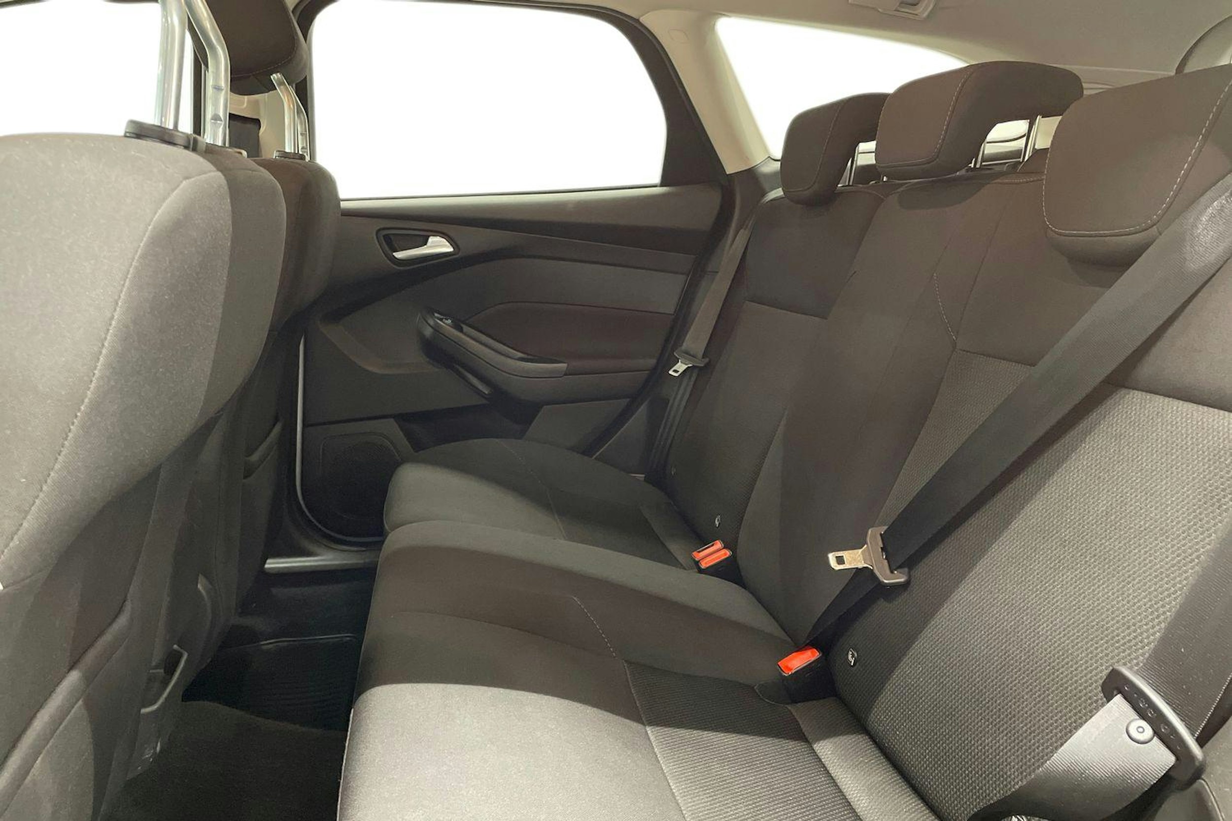 Valkoinen Ford FOCUS 2016 kuva 10.