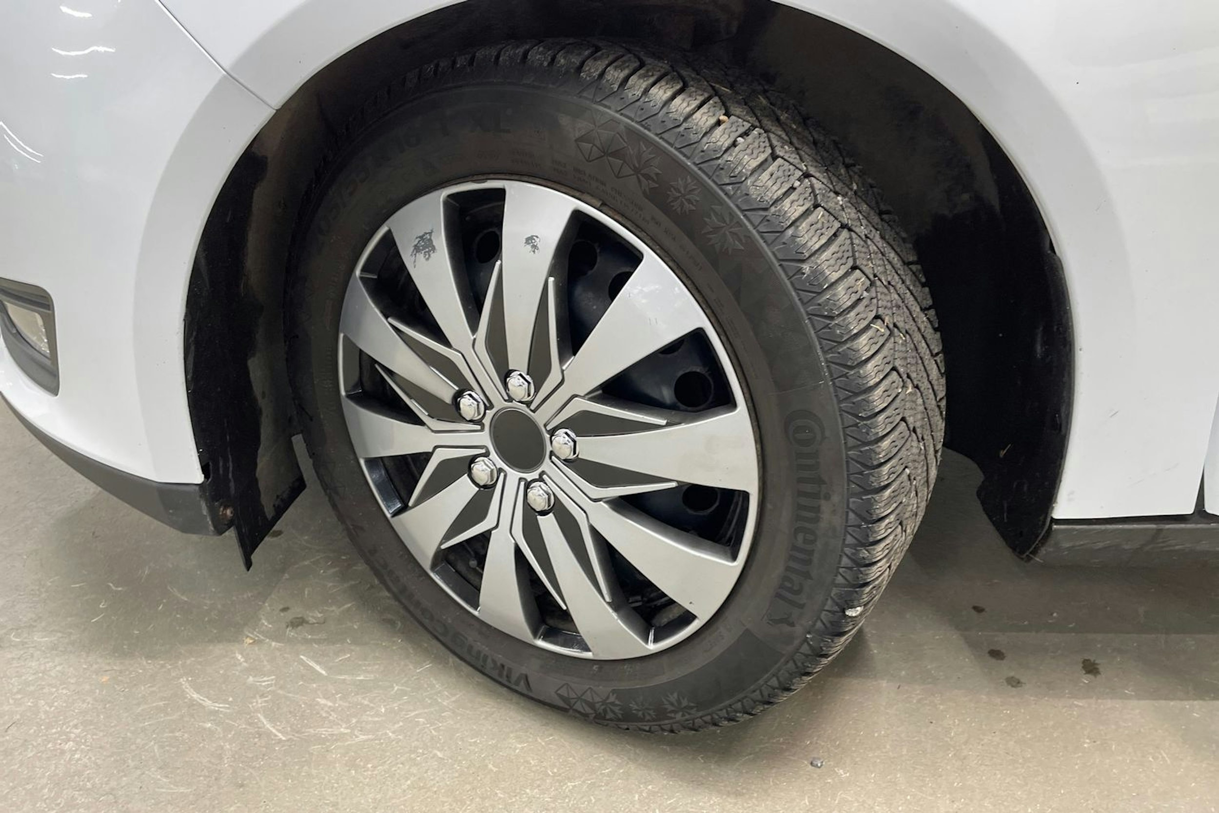 Valkoinen Ford FOCUS 2016 kuva 13.