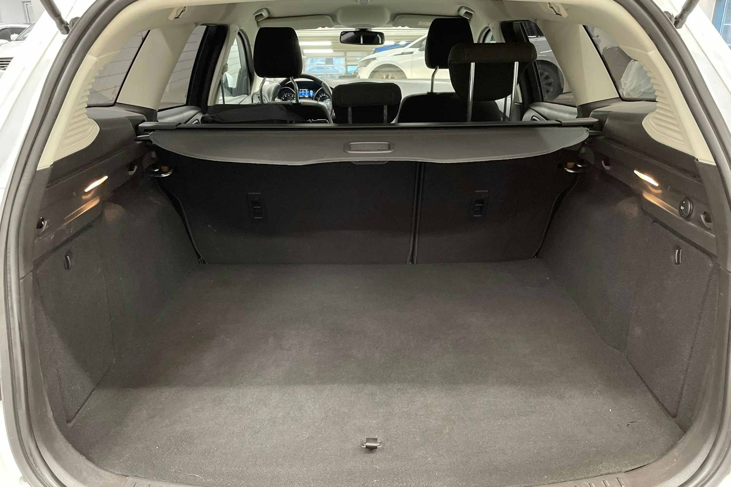 Valkoinen Ford FOCUS 2016 kuva 14.