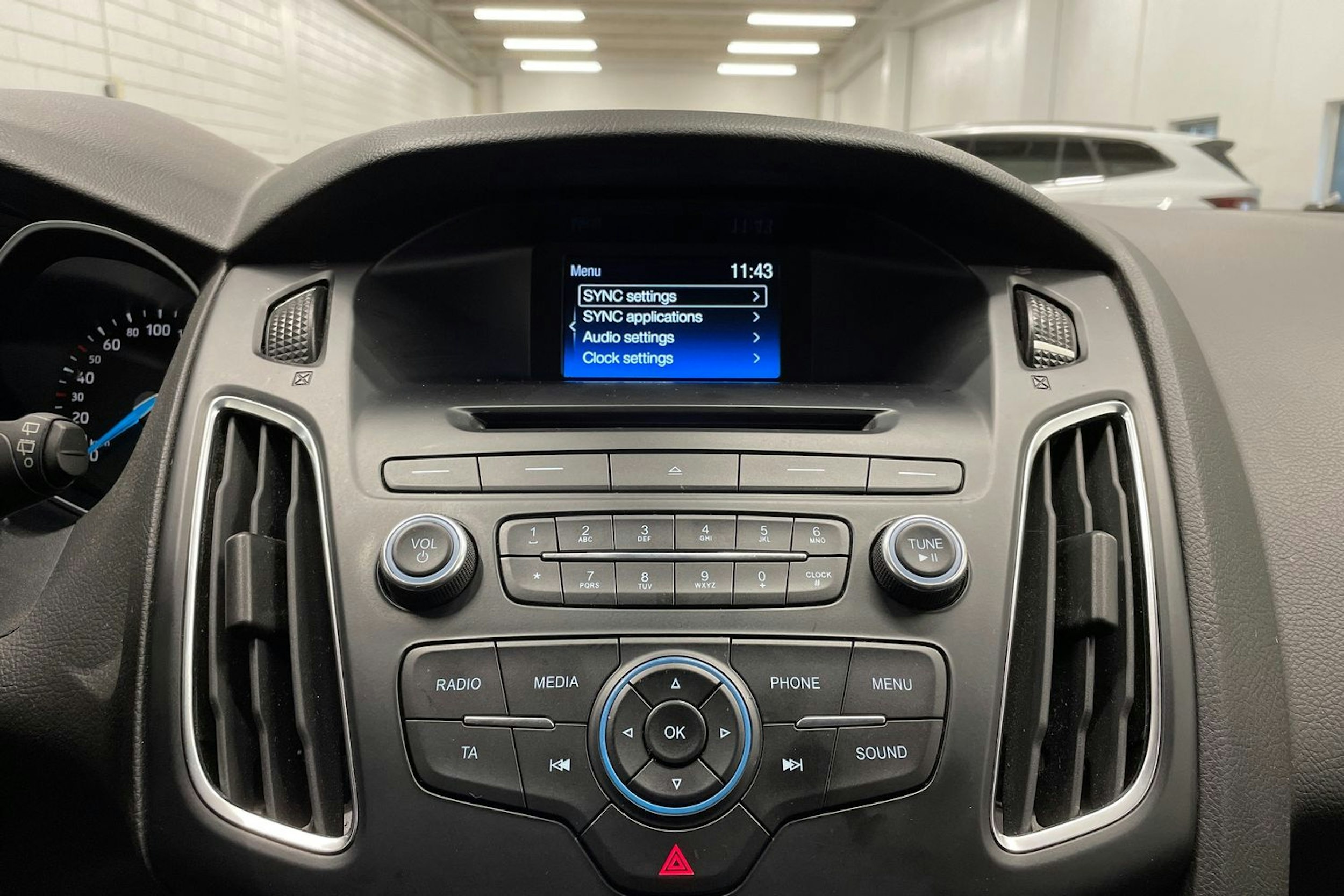 Valkoinen Ford FOCUS 2016 kuva 16.