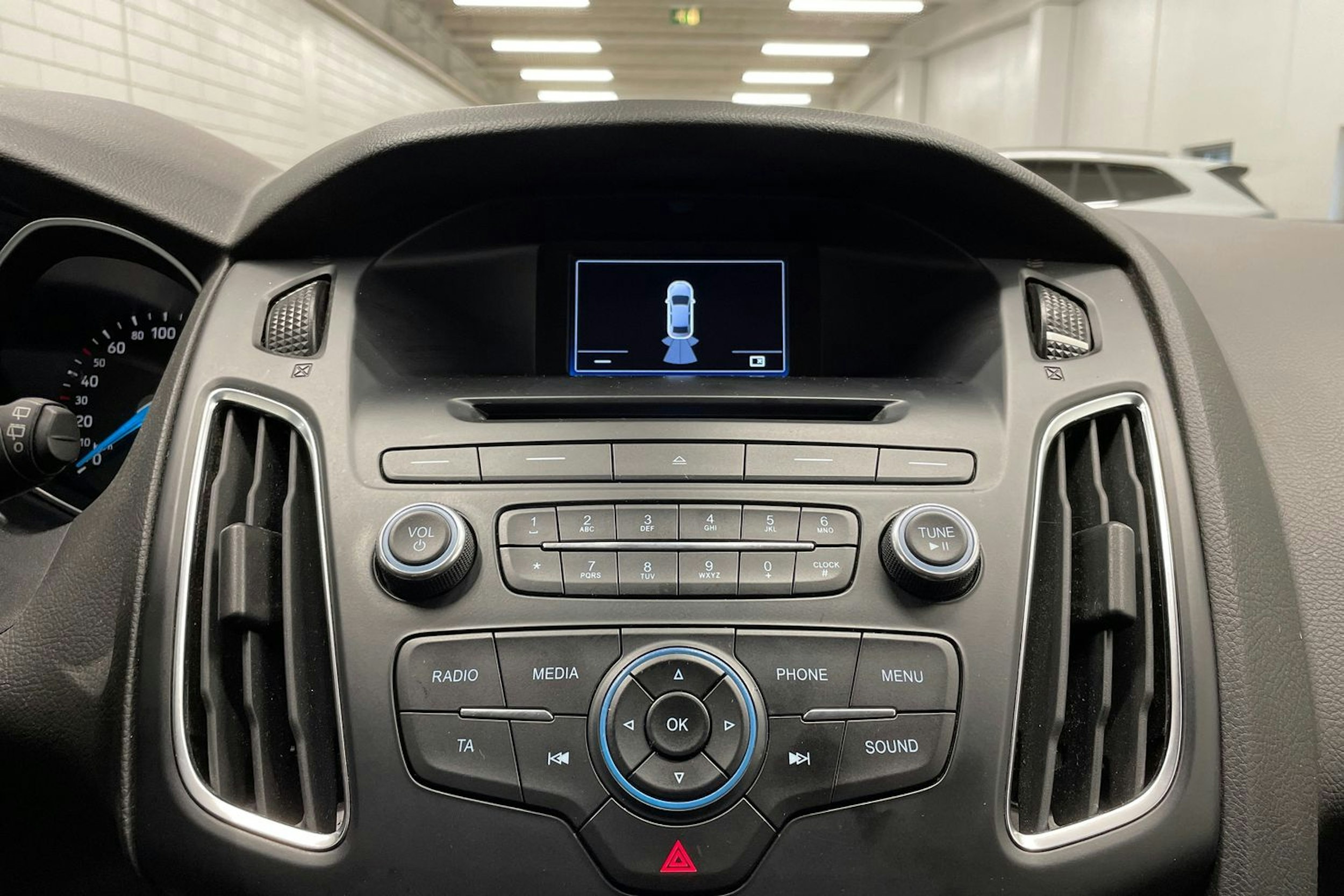 Valkoinen Ford FOCUS 2016 kuva 17.