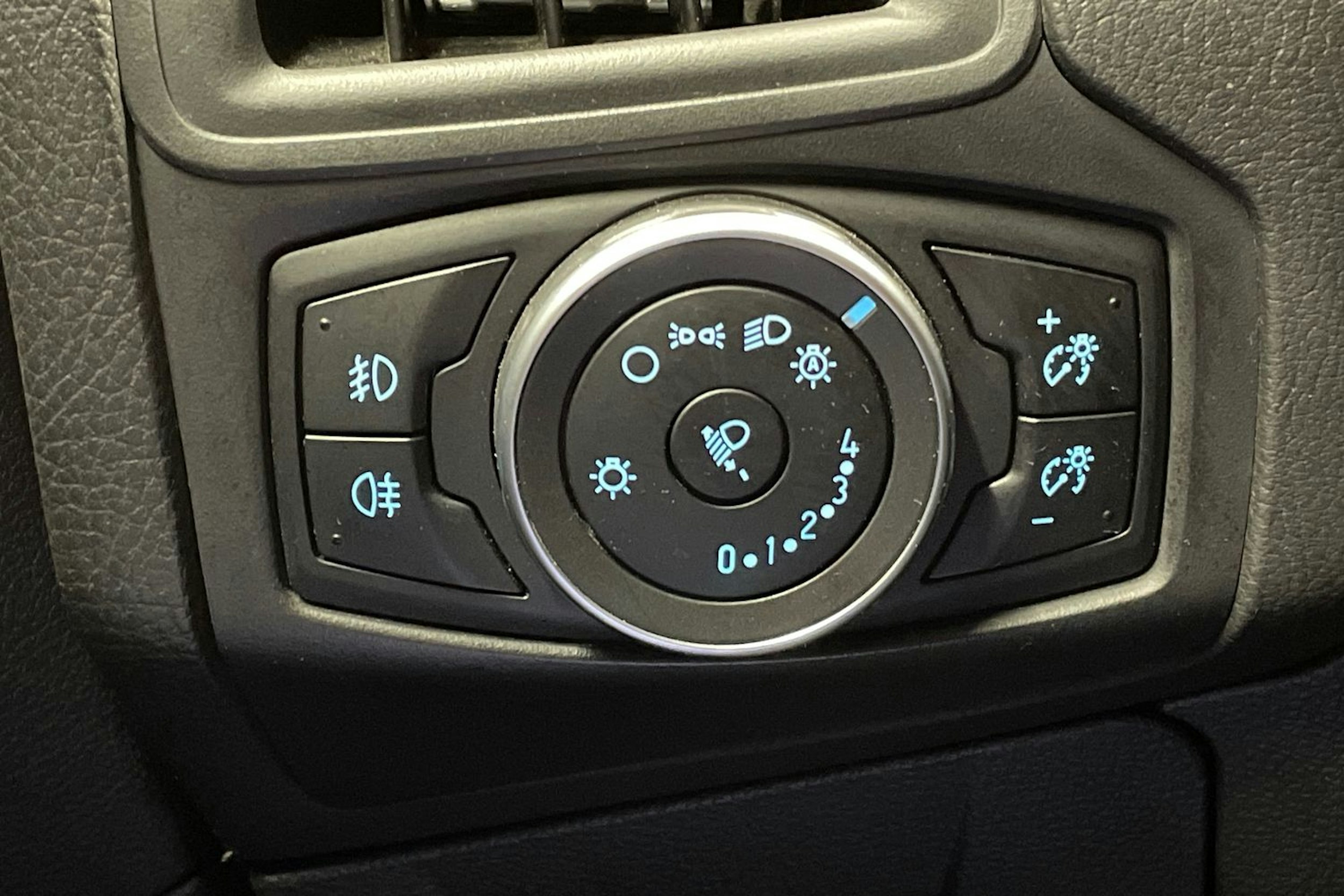 Valkoinen Ford FOCUS 2016 kuva 19.