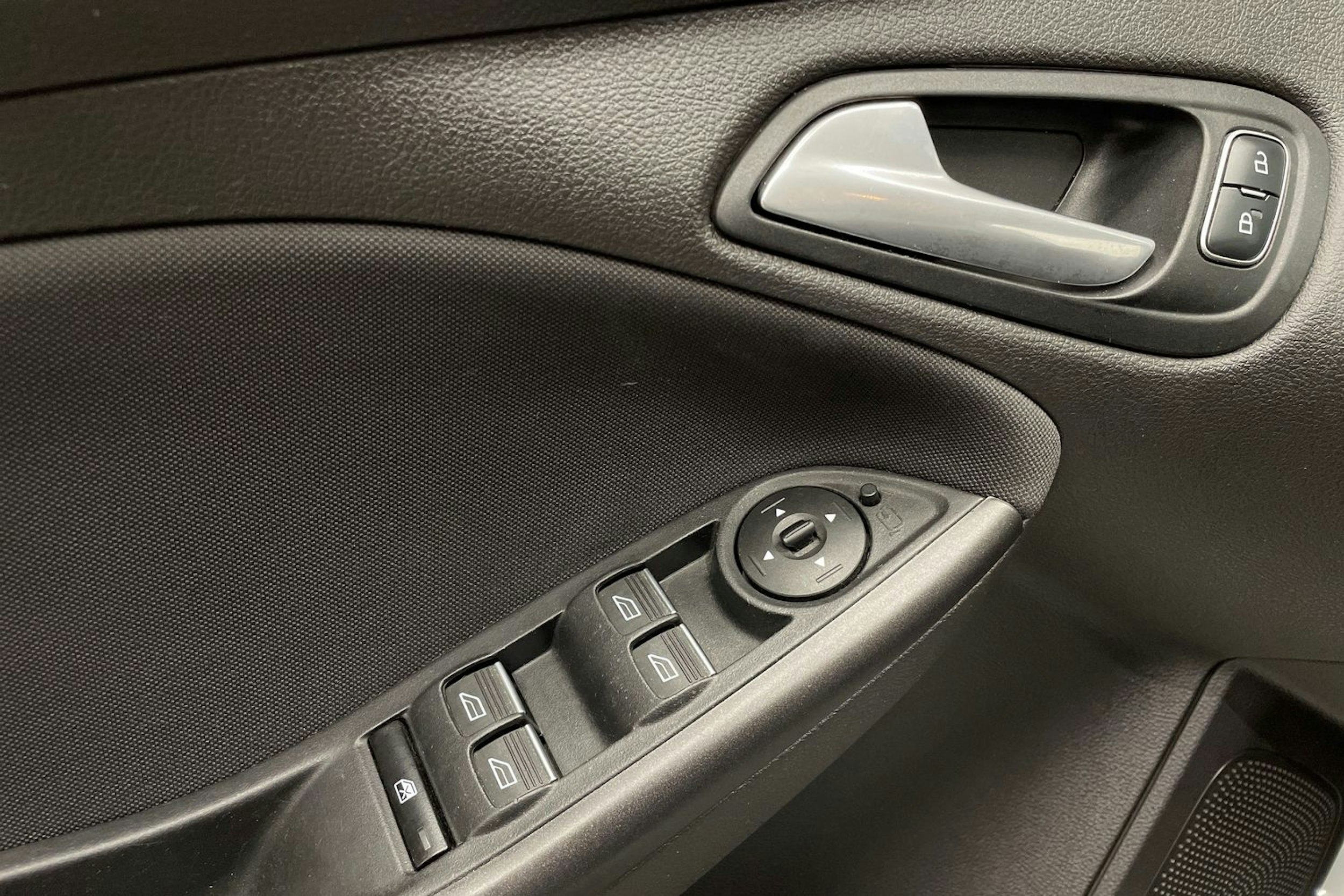 Valkoinen Ford FOCUS 2016 kuva 22.