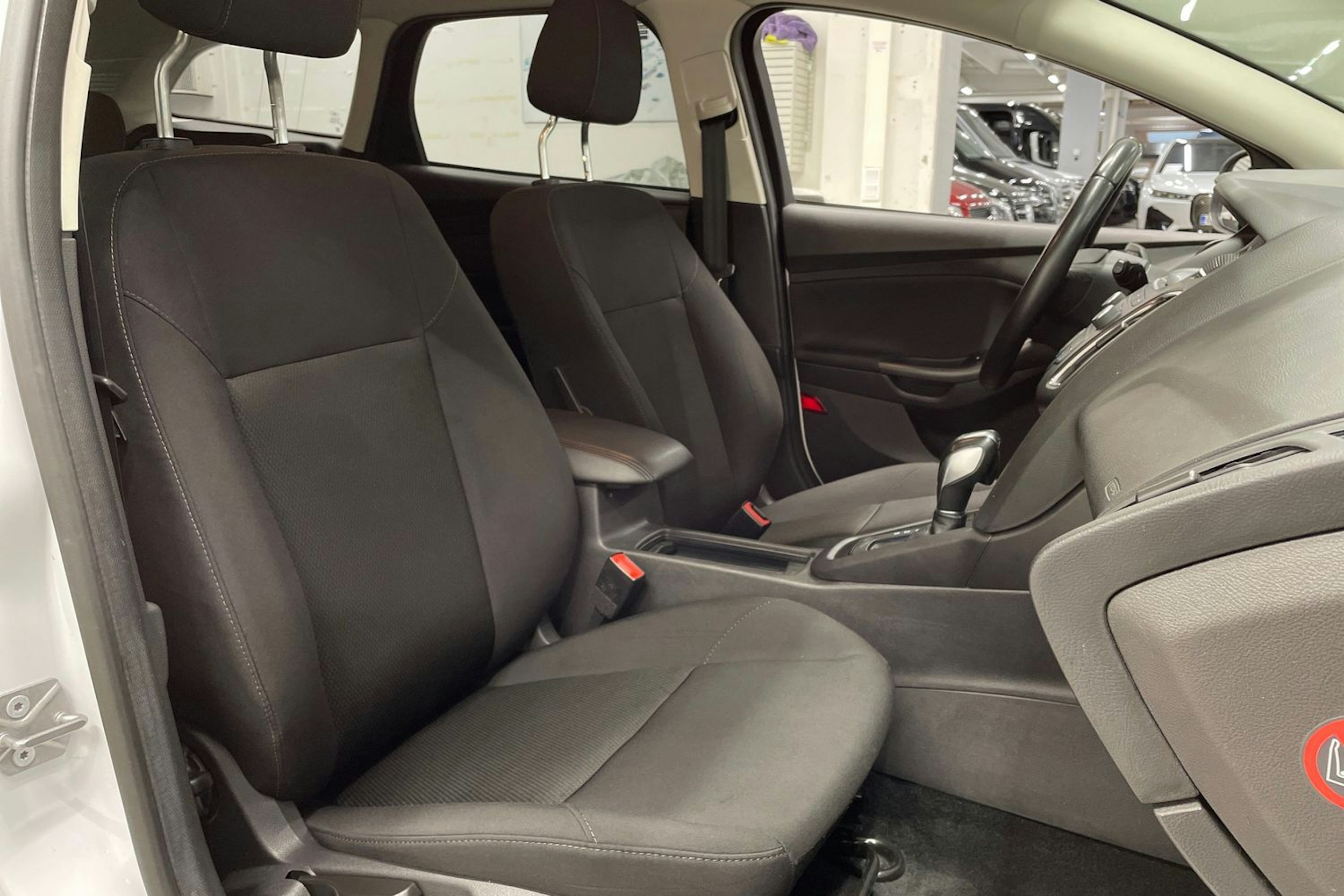 Valkoinen Ford FOCUS 2016 kuva 24.