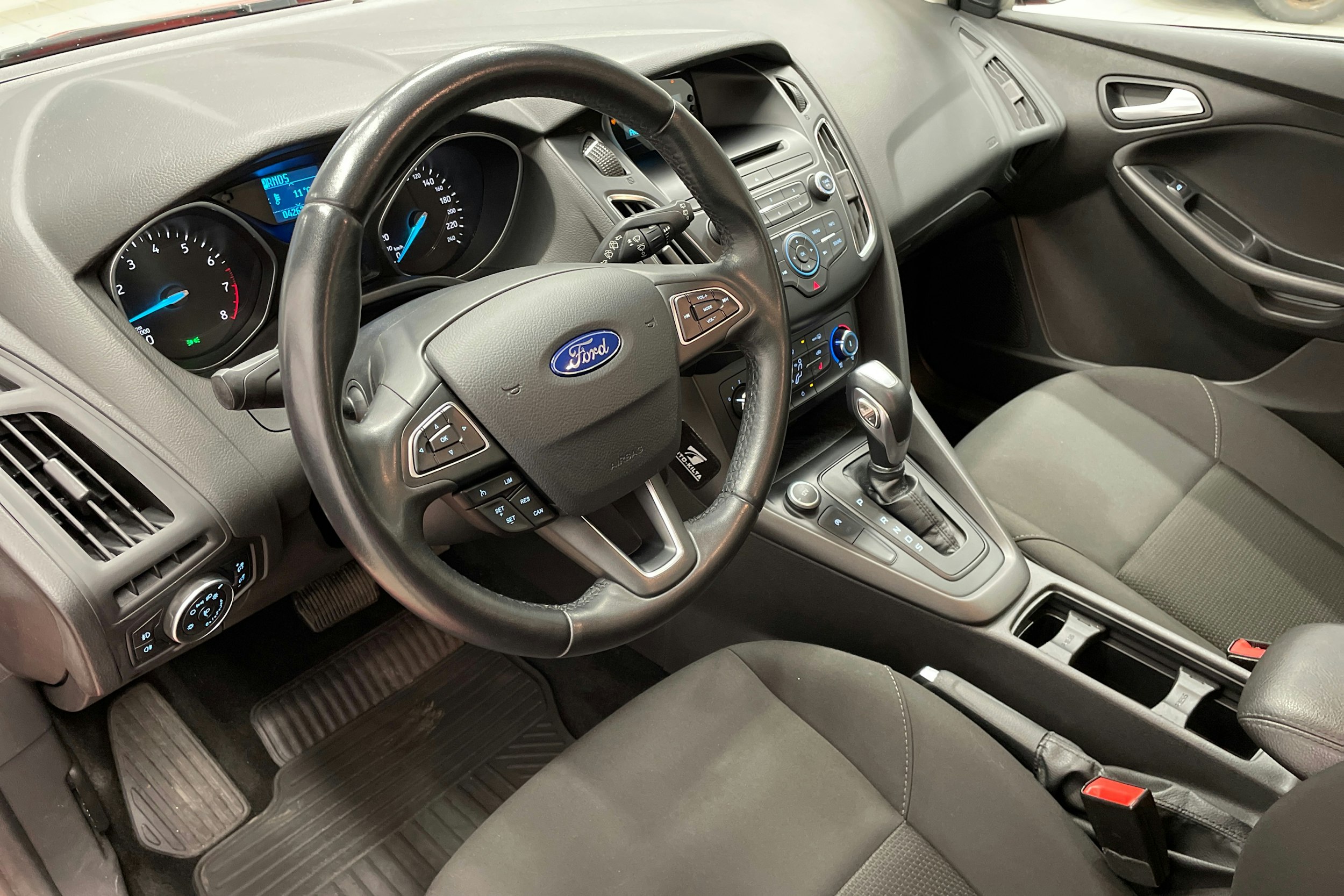 Punainen Ford FOCUS 2016 kuva 6.