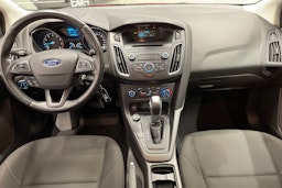 Punainen Ford FOCUS 2016 kuva 7.