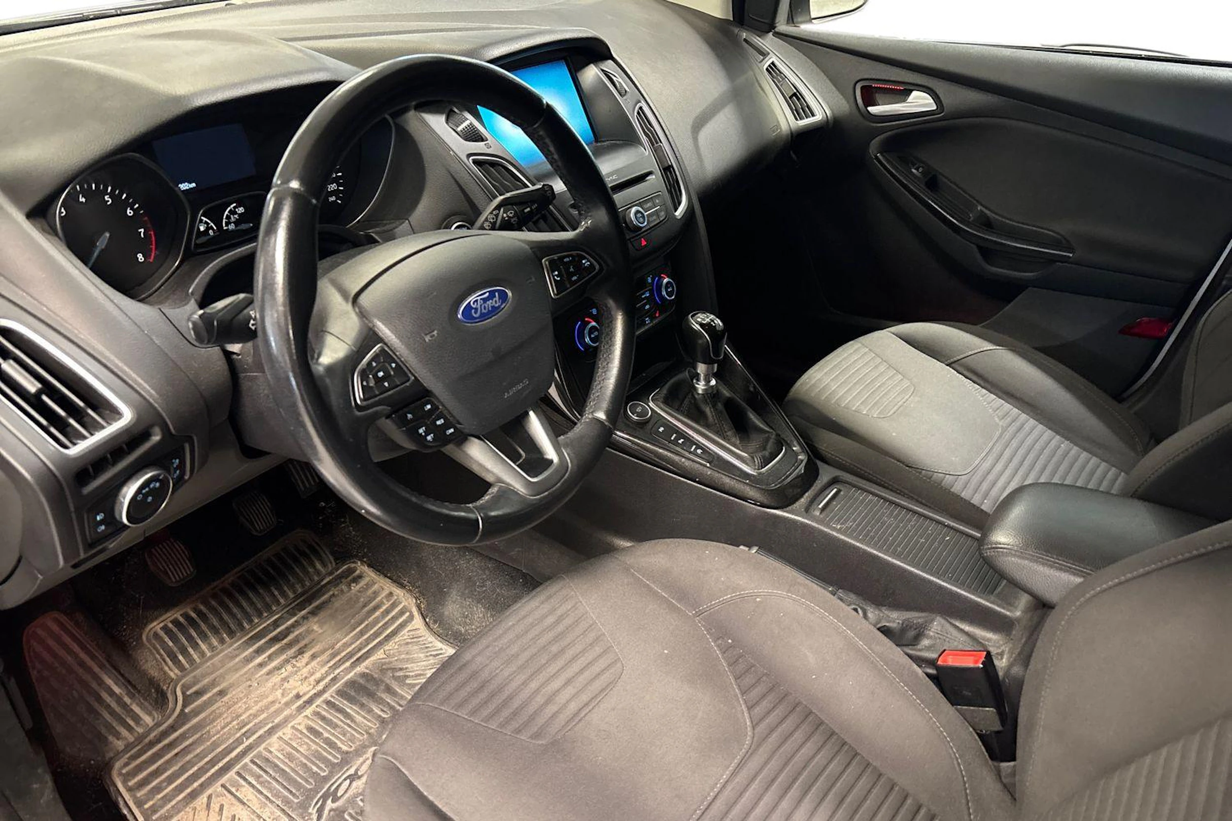 harmaa Ford Focus 2016 kuva 3.