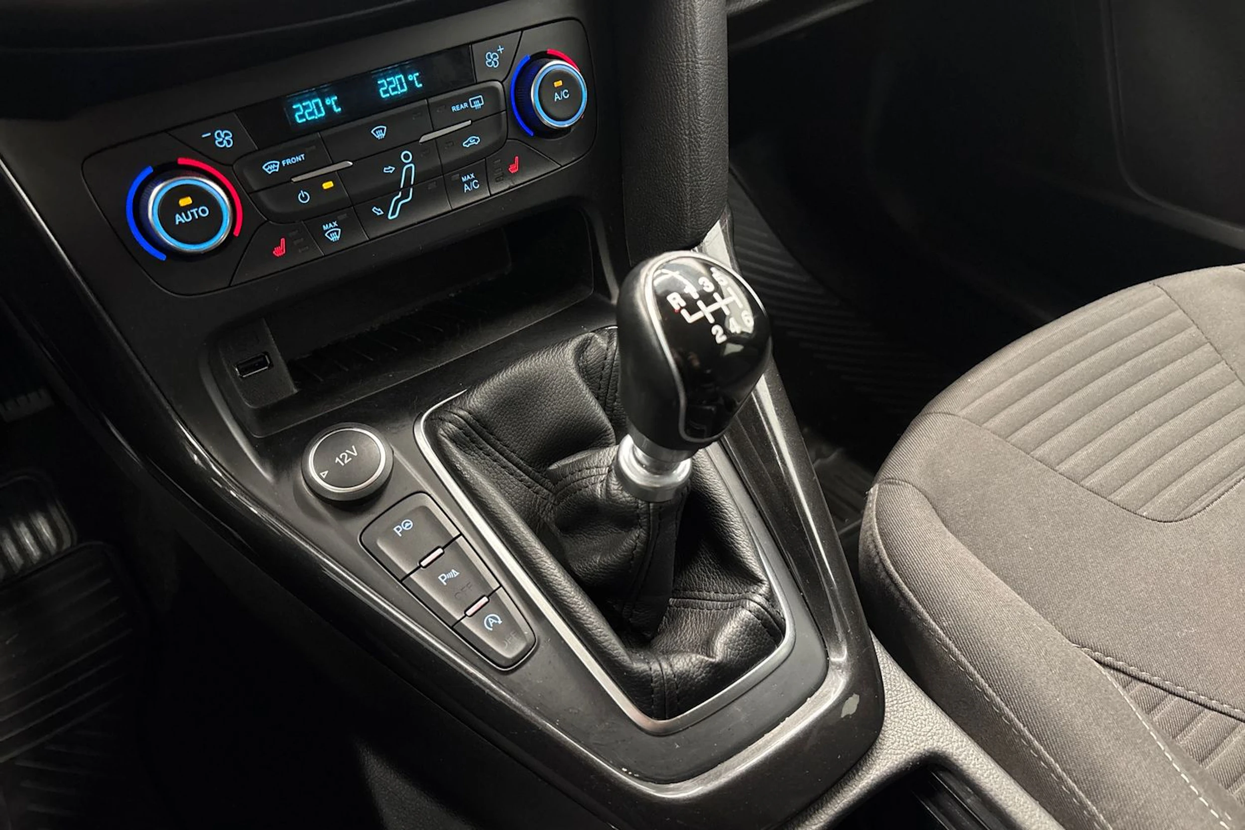 harmaa Ford Focus 2016 kuva 15.