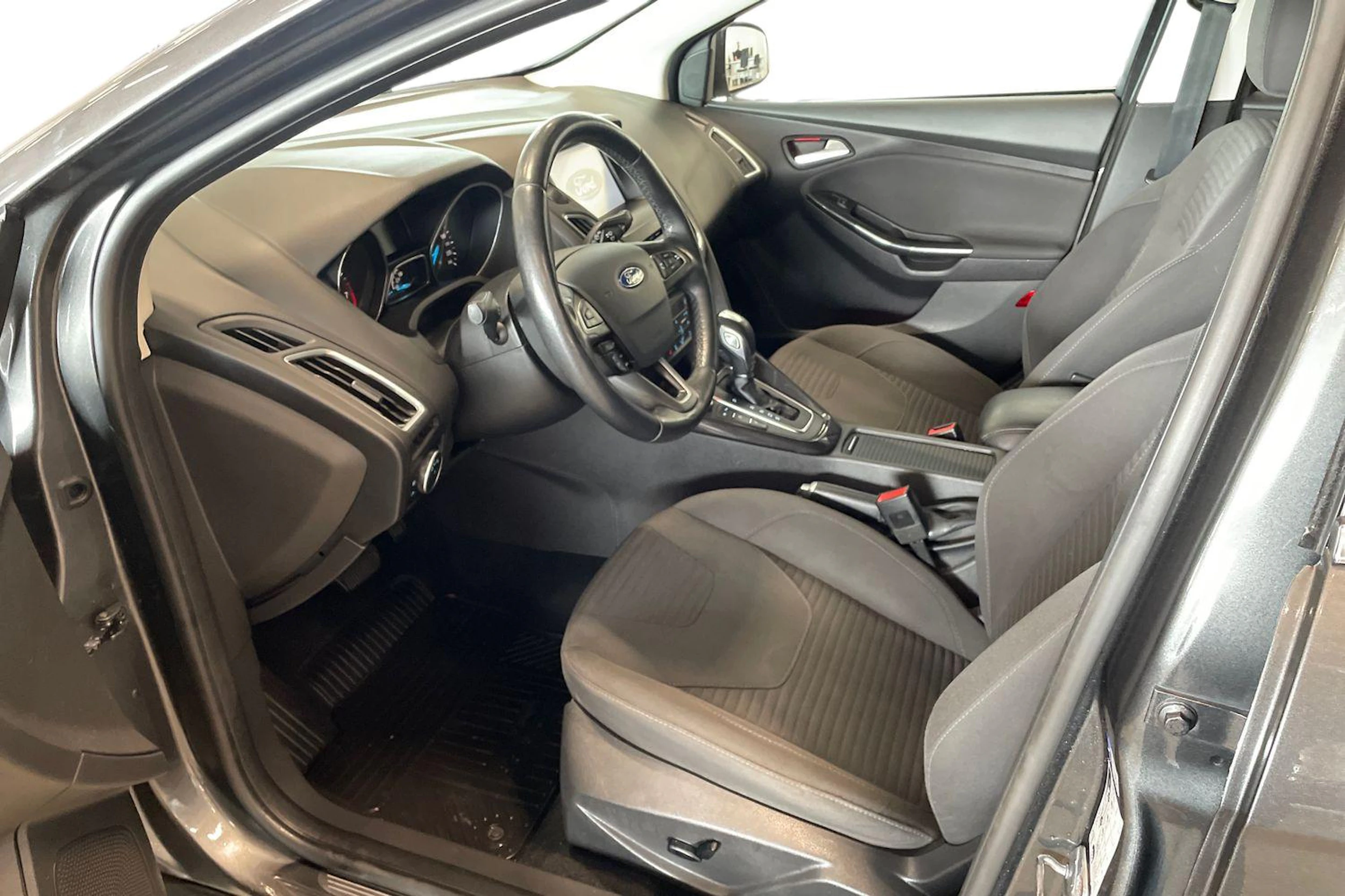 harmaa Ford Focus 2016 kuva 6.