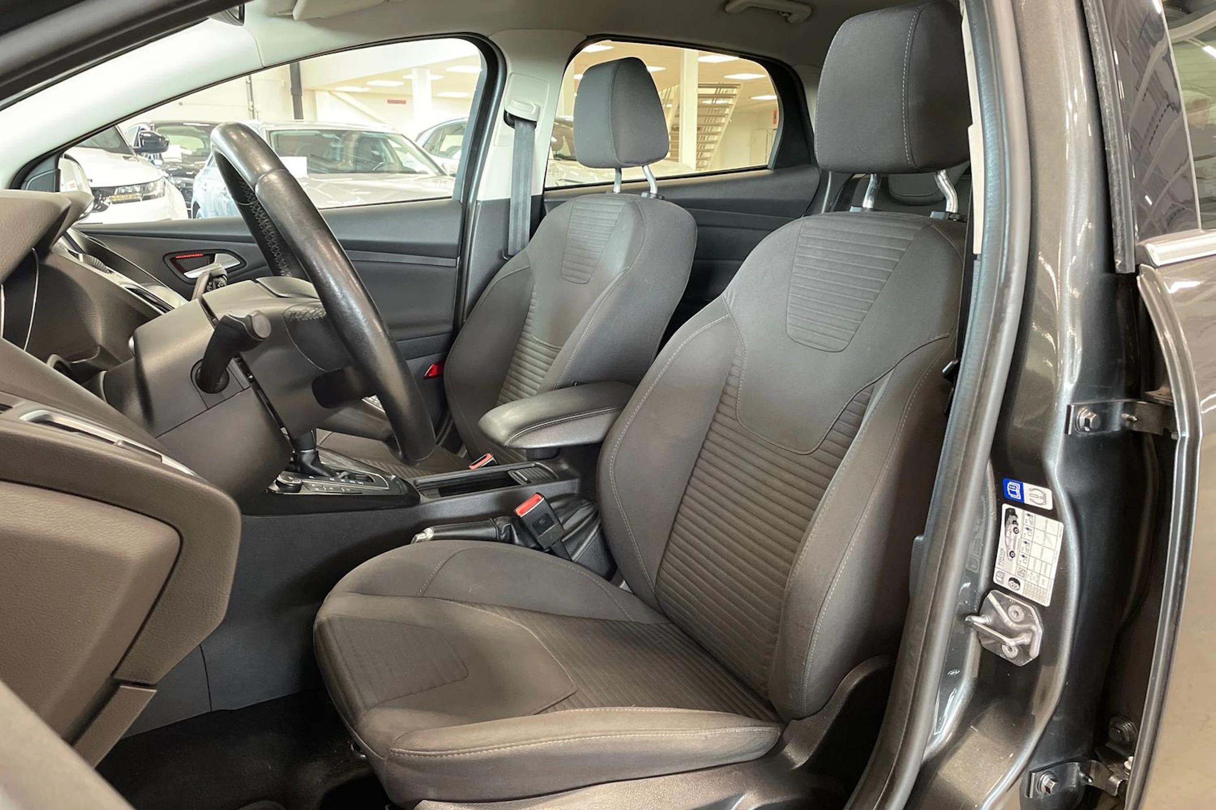harmaa Ford Focus 2016 kuva 11.