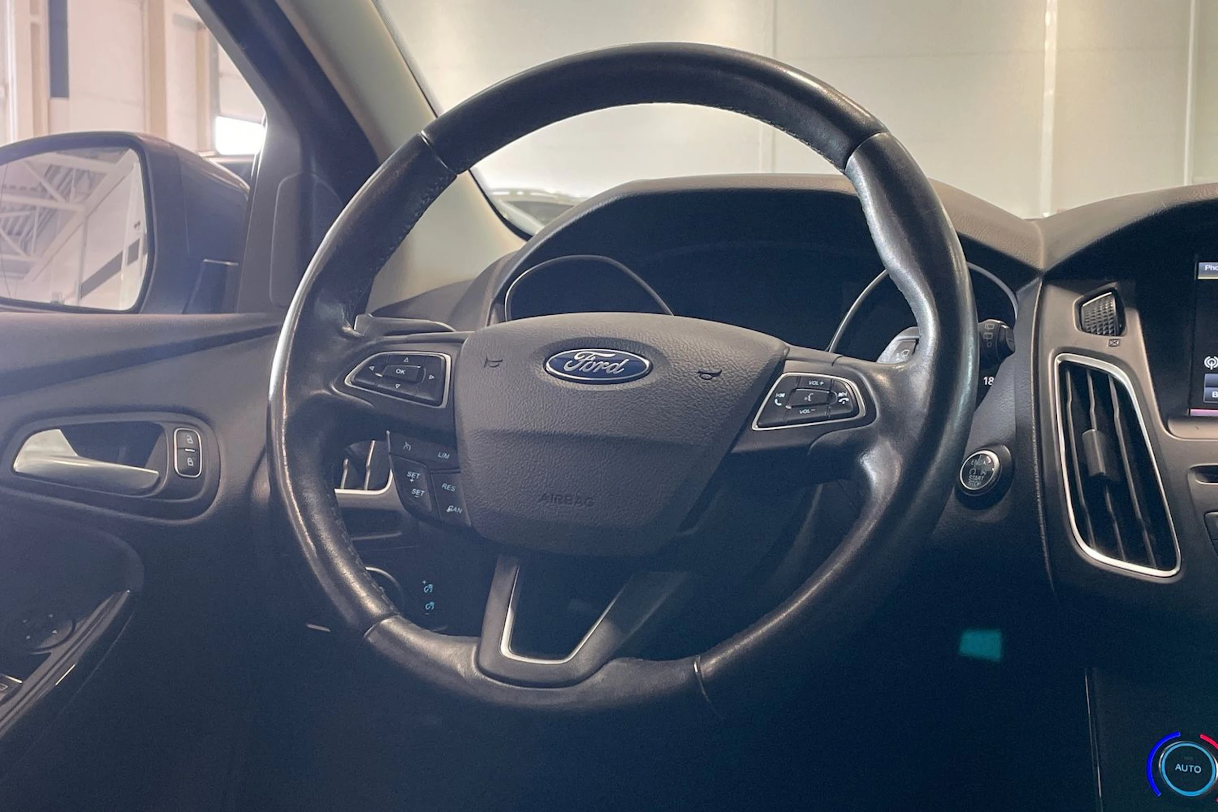 harmaa Ford Focus 2016 kuva 13.
