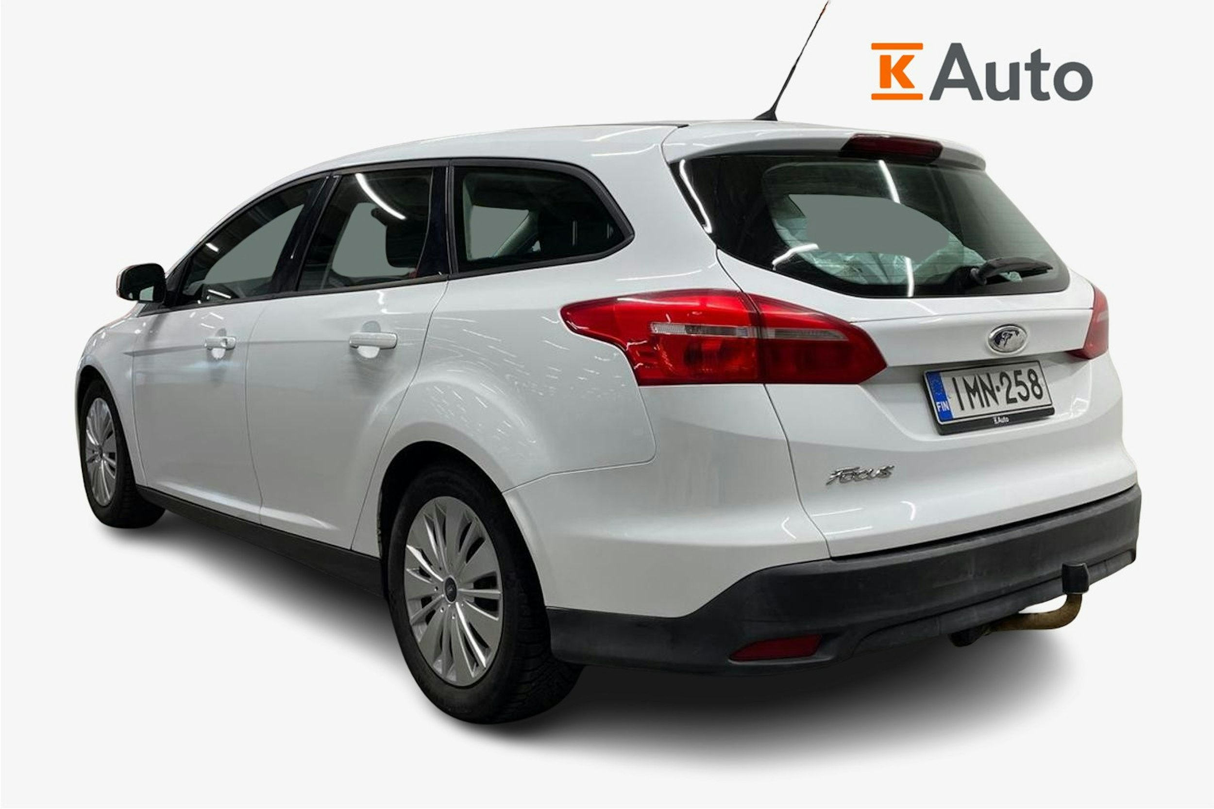 valkoinen Ford Focus 2016 kuva 2.