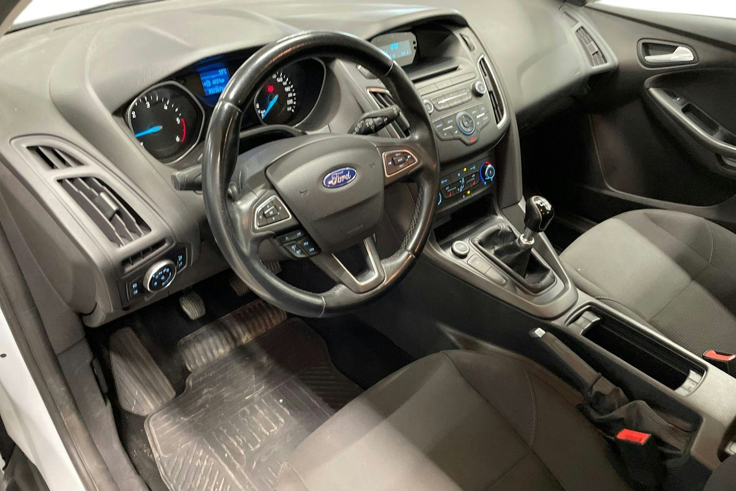 valkoinen Ford Focus 2016 kuva 7.