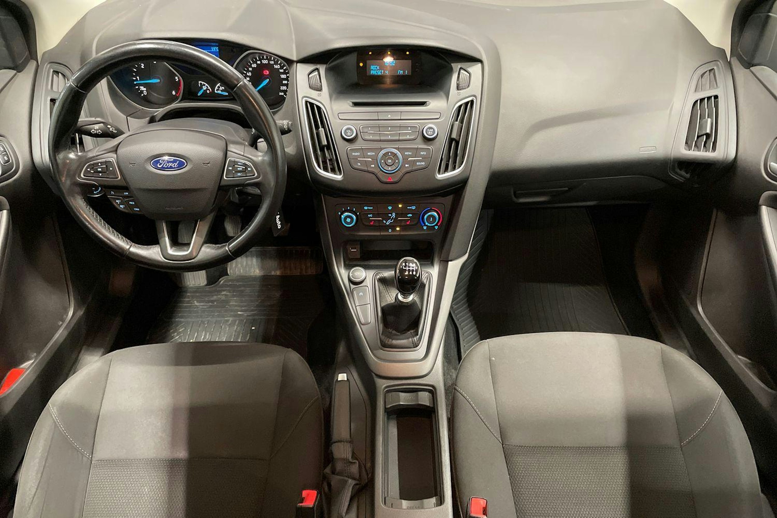 valkoinen Ford Focus 2016 kuva 9.