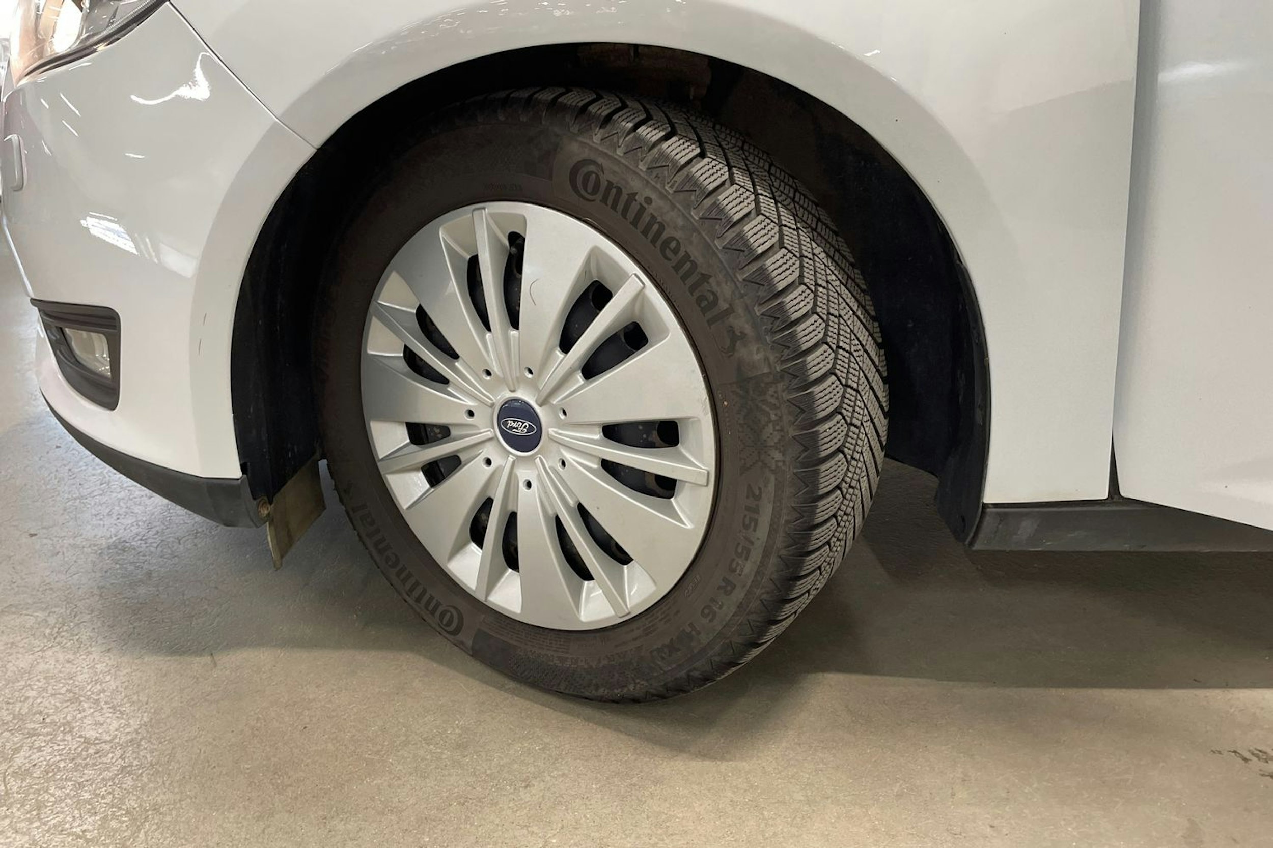 valkoinen Ford Focus 2016 kuva 13.
