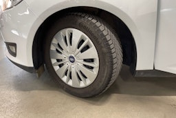 valkoinen Ford Focus 2016 kuva 13.