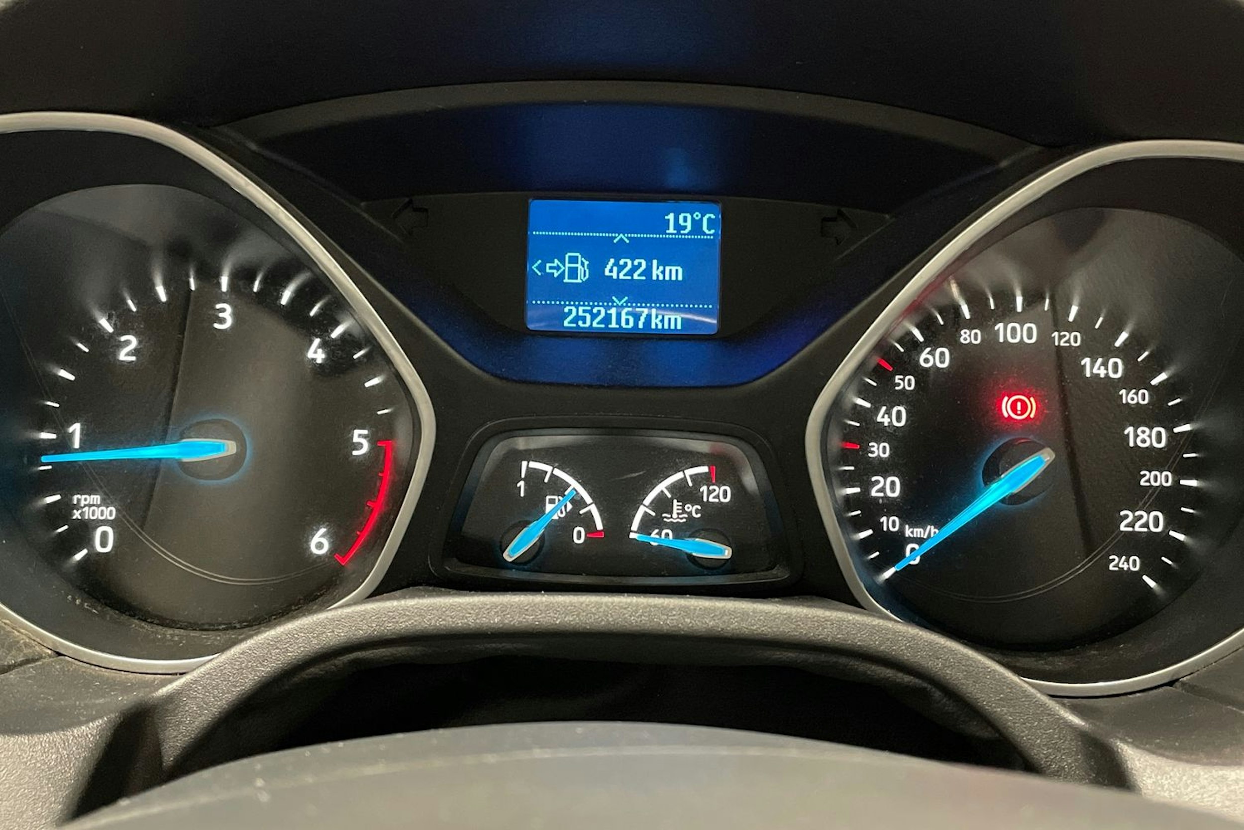 valkoinen Ford Focus 2016 kuva 16.