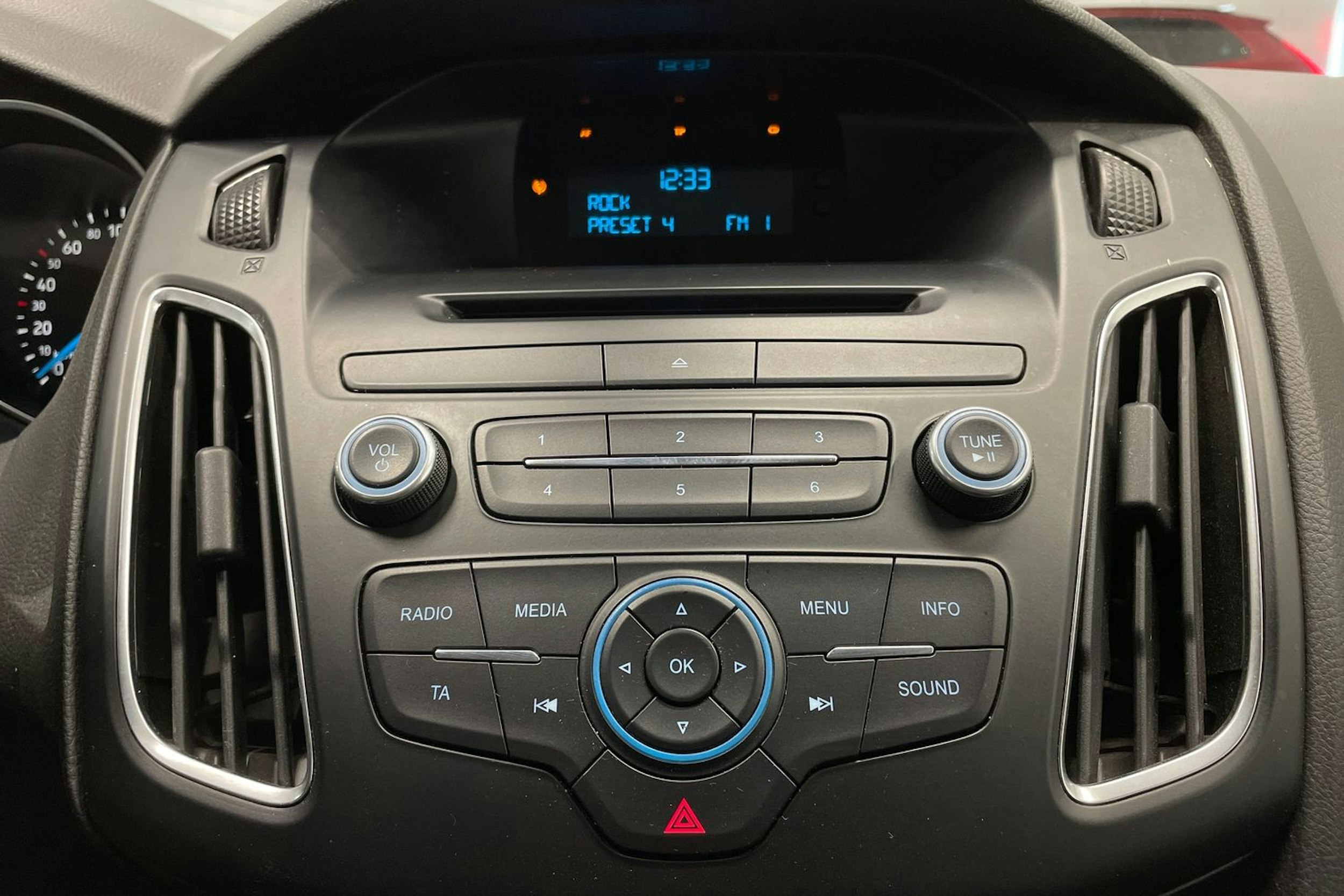 valkoinen Ford Focus 2016 kuva 17.