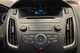 valkoinen Ford Focus 2016 kuva 17.