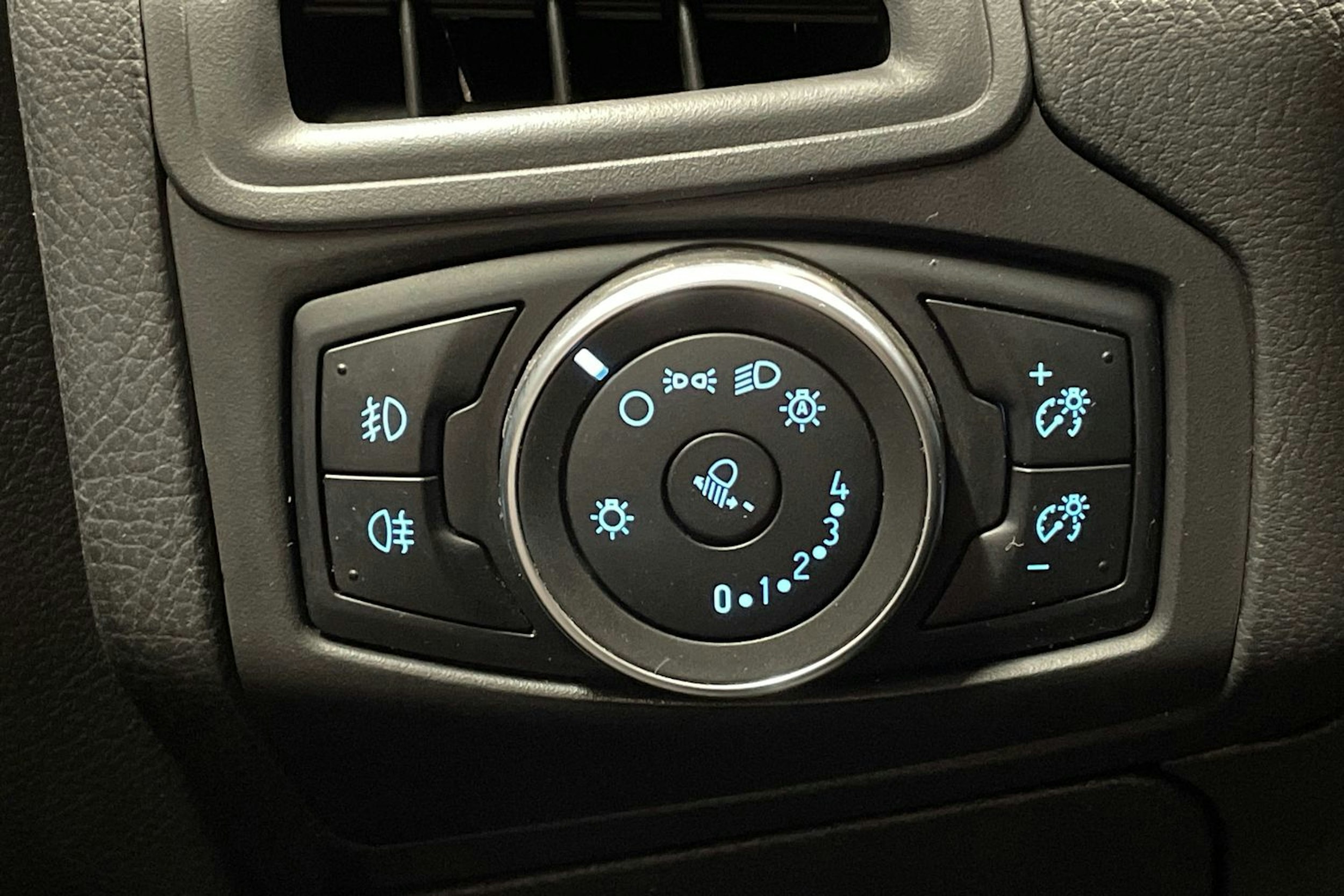 valkoinen Ford Focus 2016 kuva 19.