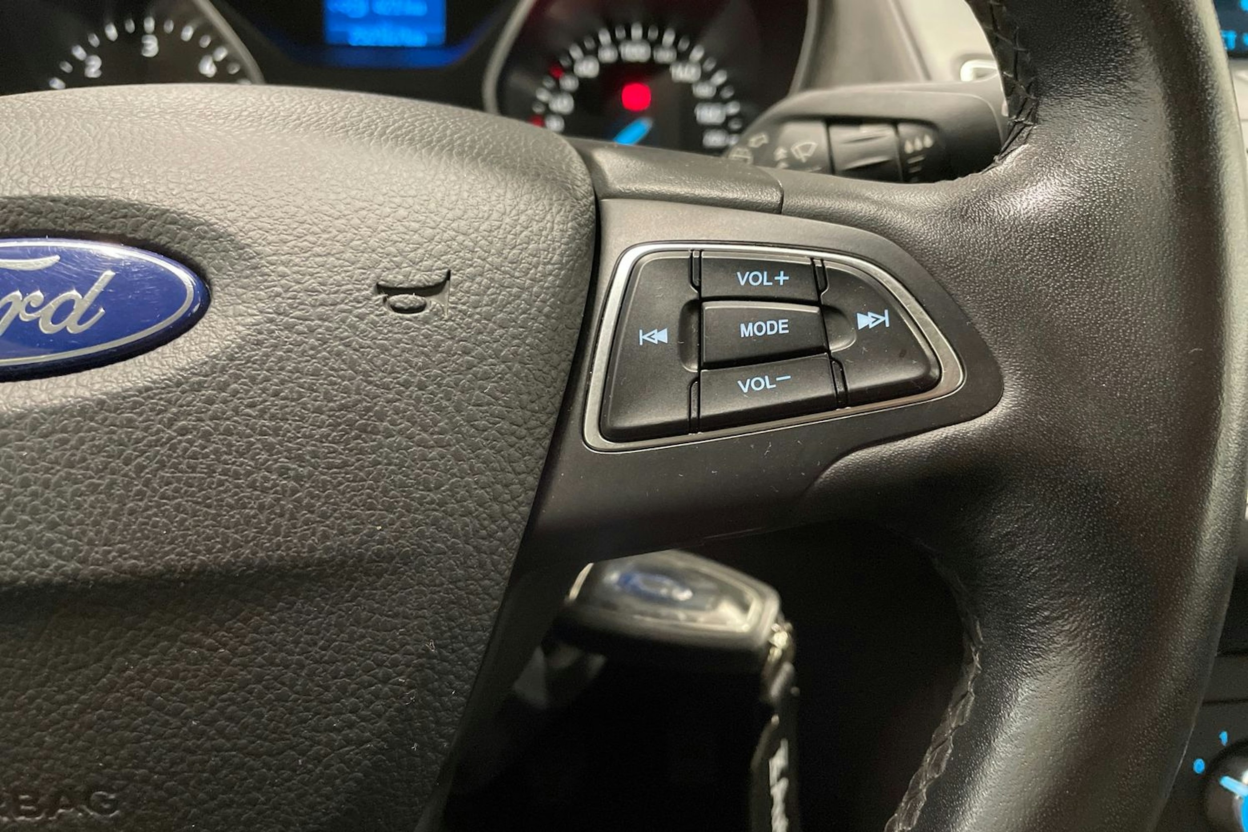 valkoinen Ford Focus 2016 kuva 21.