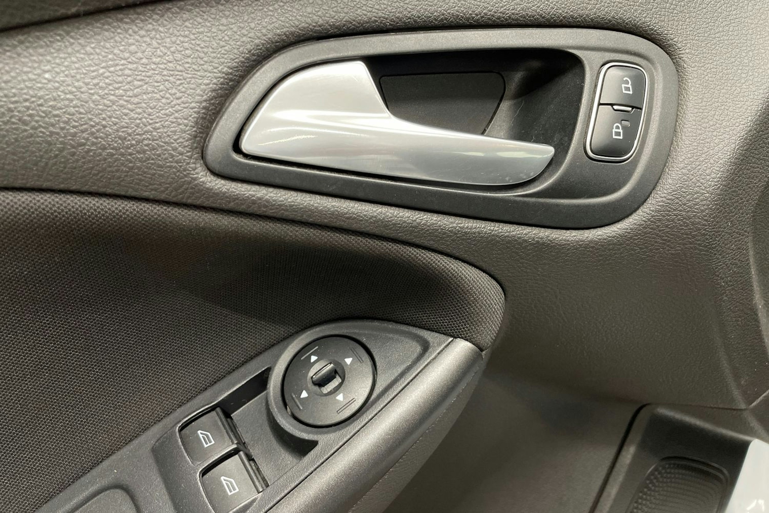 valkoinen Ford Focus 2016 kuva 22.