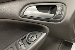 valkoinen Ford Focus 2016 kuva 22.