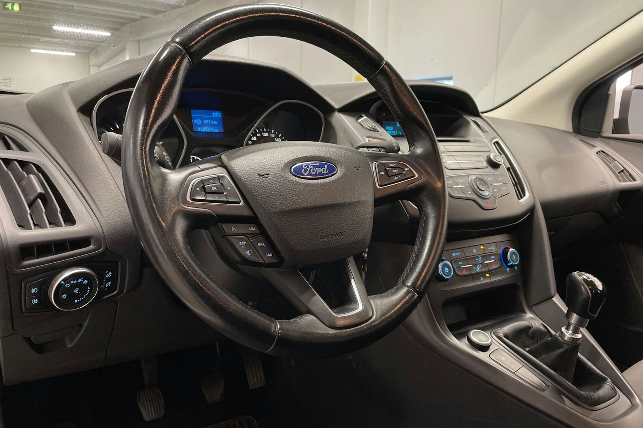 valkoinen Ford Focus 2016 kuva 23.