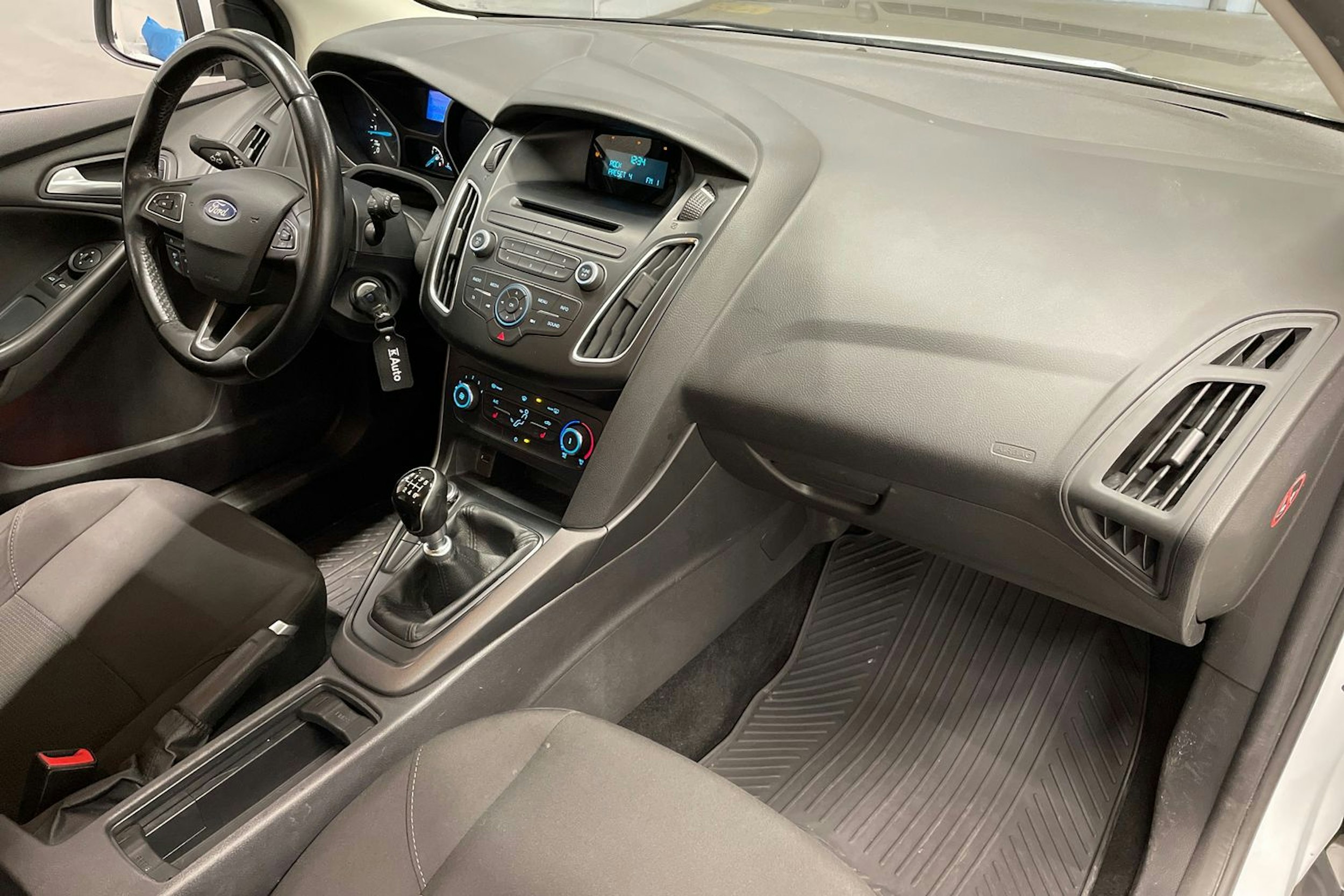 valkoinen Ford Focus 2016 kuva 25.