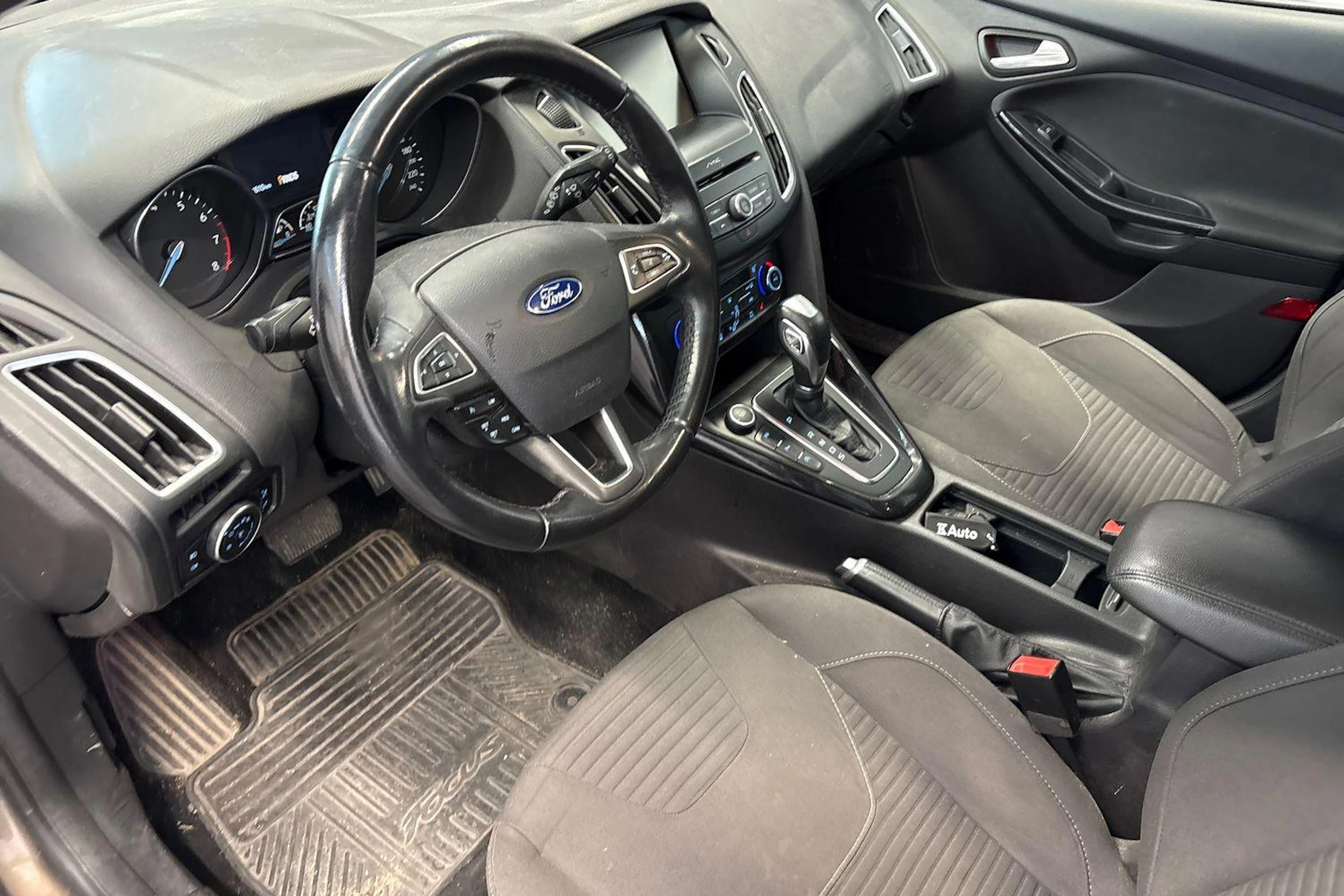 ruskea (beige) Ford Focus 2016 kuva 3.