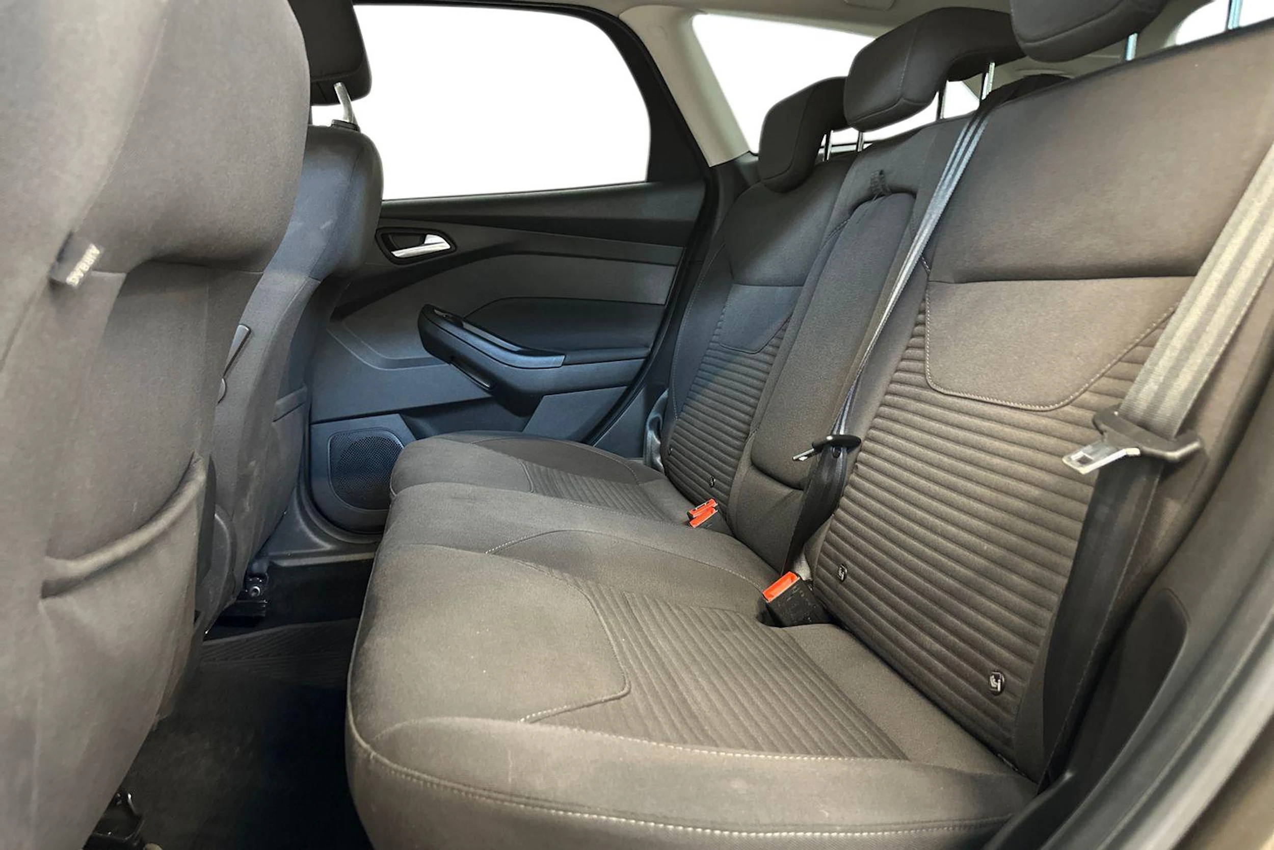 ruskea (beige) Ford Focus 2016 kuva 8.