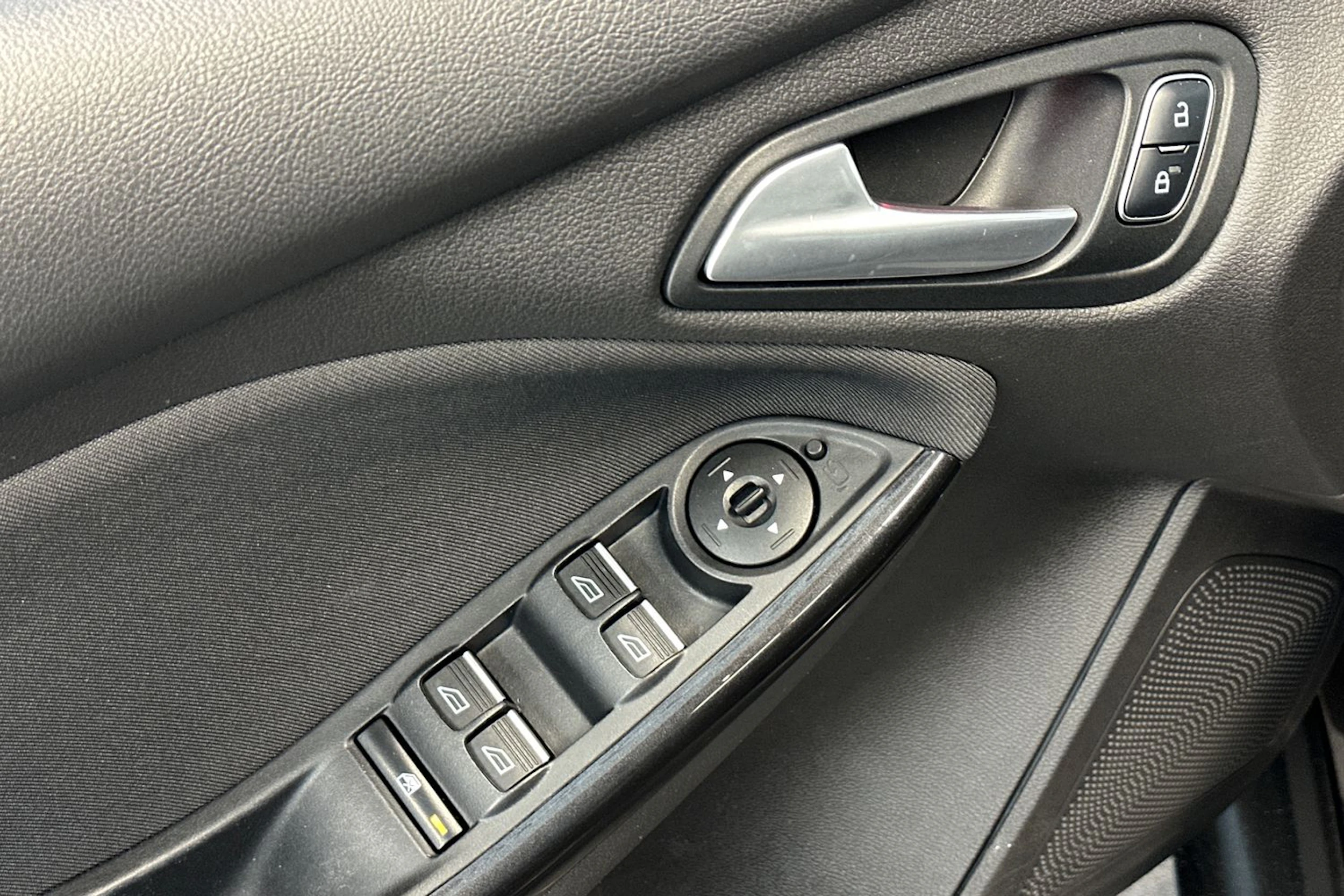 ruskea (beige) Ford Focus 2016 kuva 15.