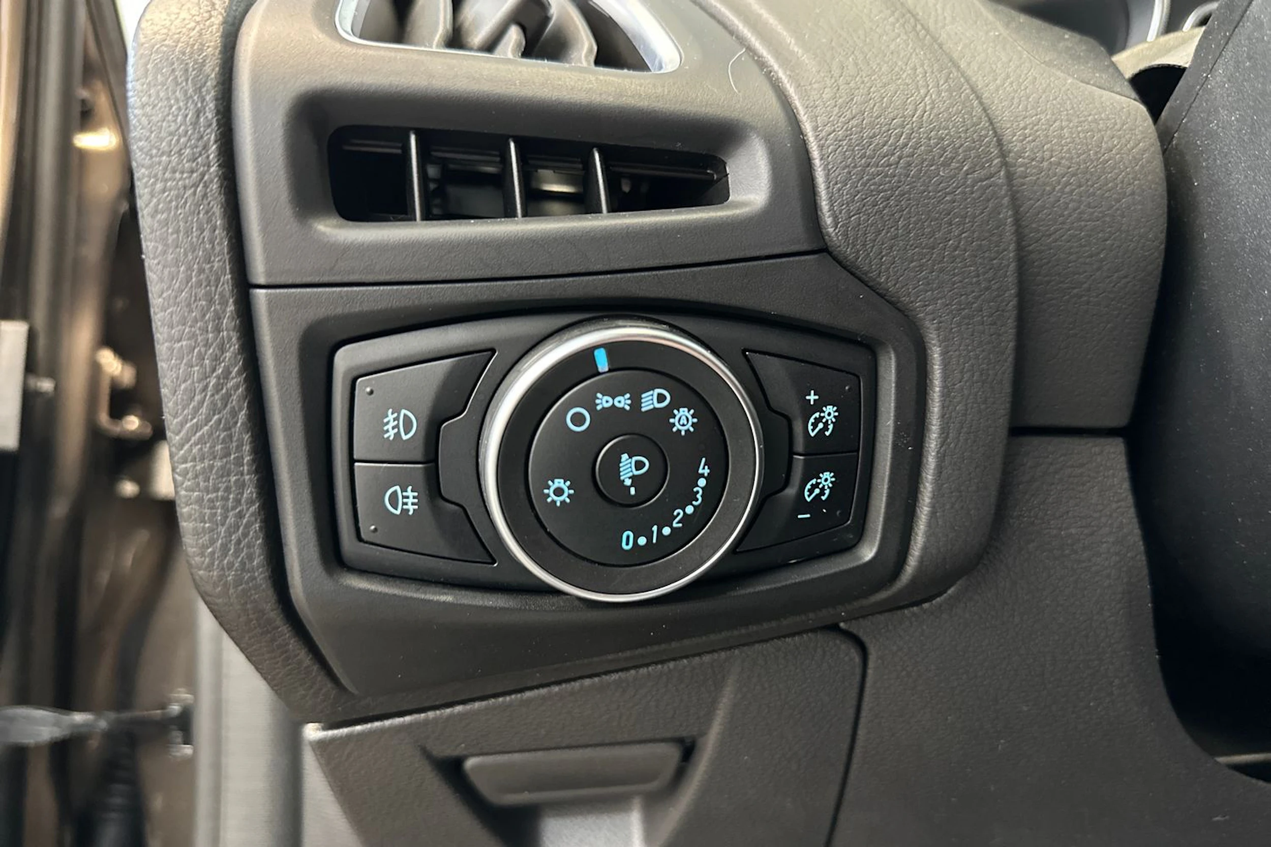 ruskea (beige) Ford Focus 2016 kuva 16.