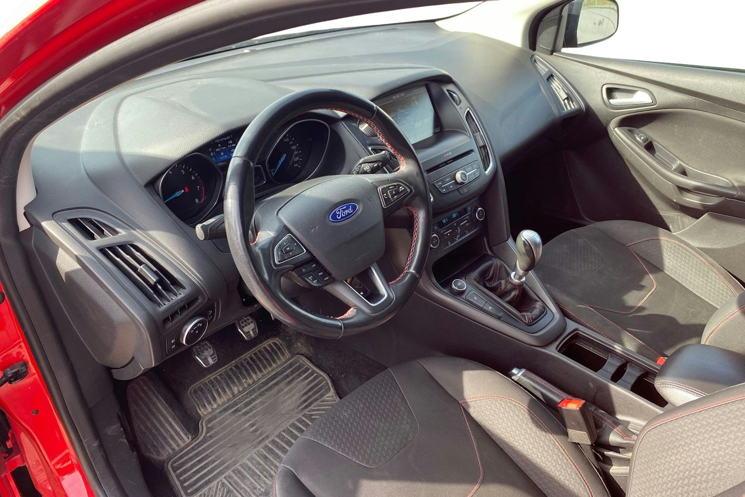 punainen Ford Focus 2016 kuva 3.