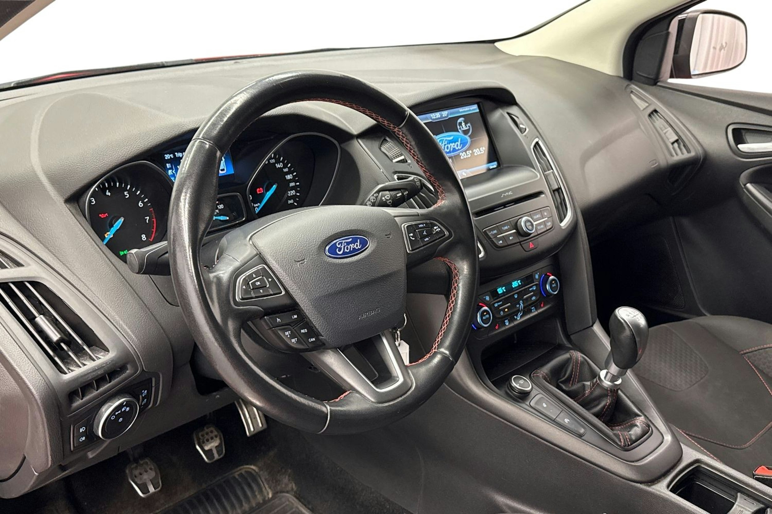 punainen Ford Focus 2016 kuva 7.