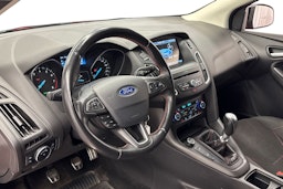 punainen Ford Focus 2016 kuva 7.