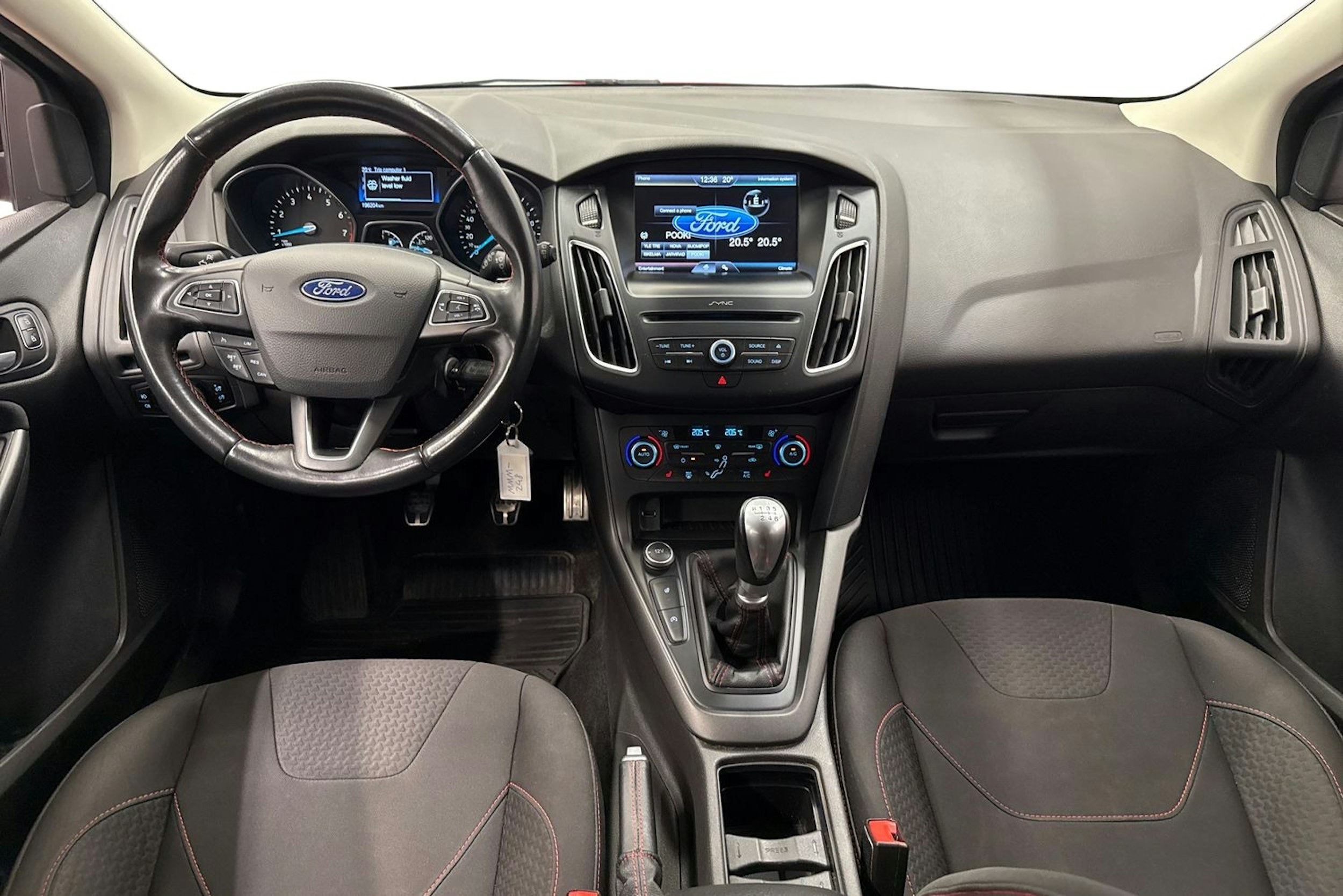 punainen Ford Focus 2016 kuva 9.