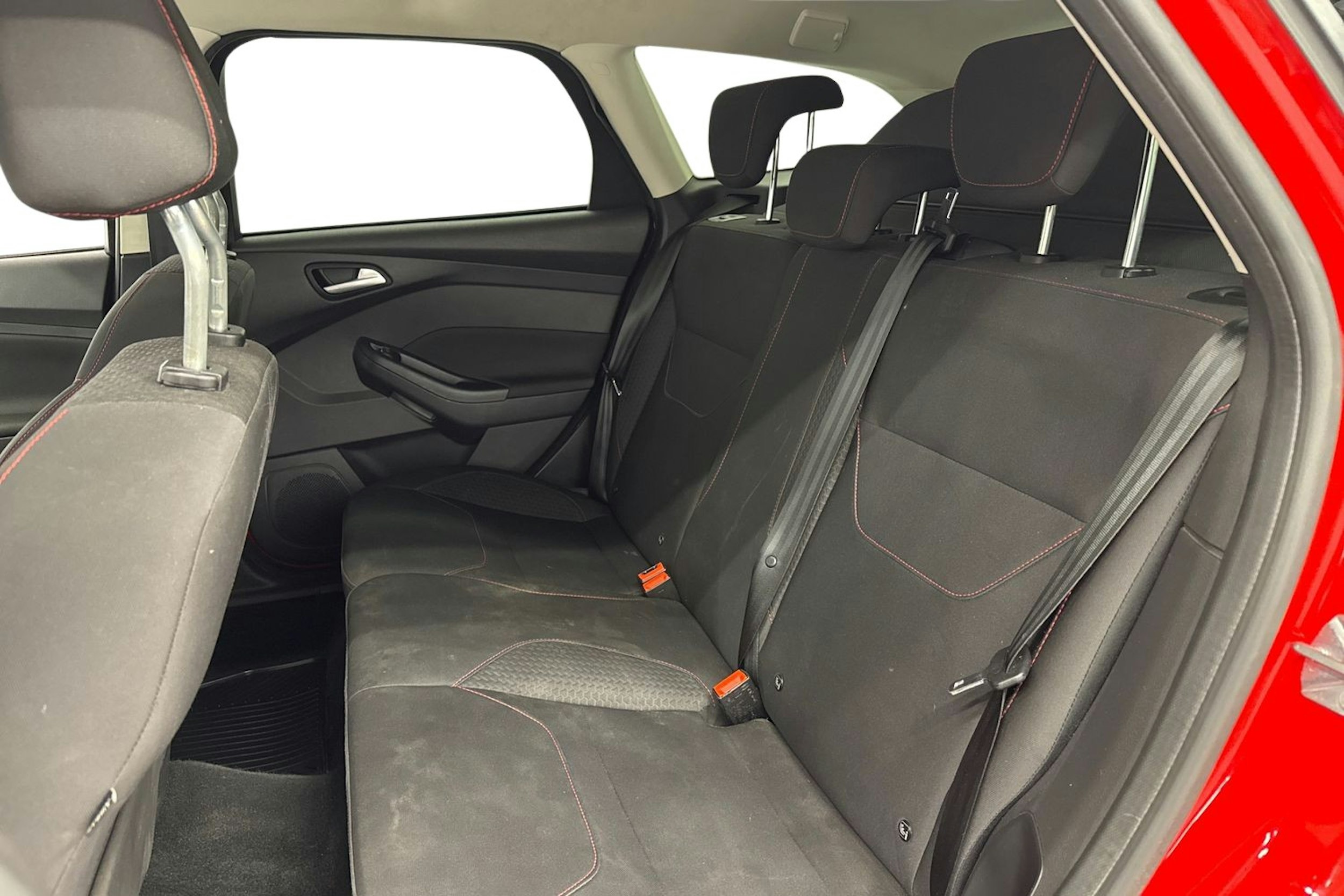 punainen Ford Focus 2016 kuva 10.
